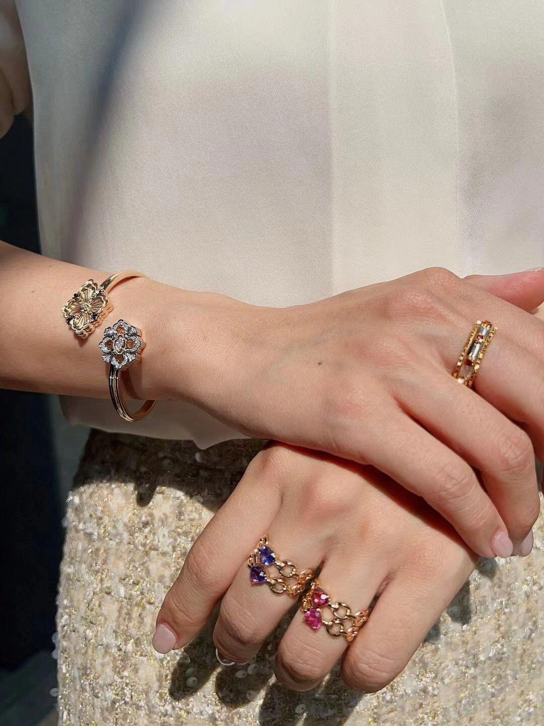 Pulsera de cinco vueltas de concha blanca de Bucellati, con baño de oro V, artesanía fina