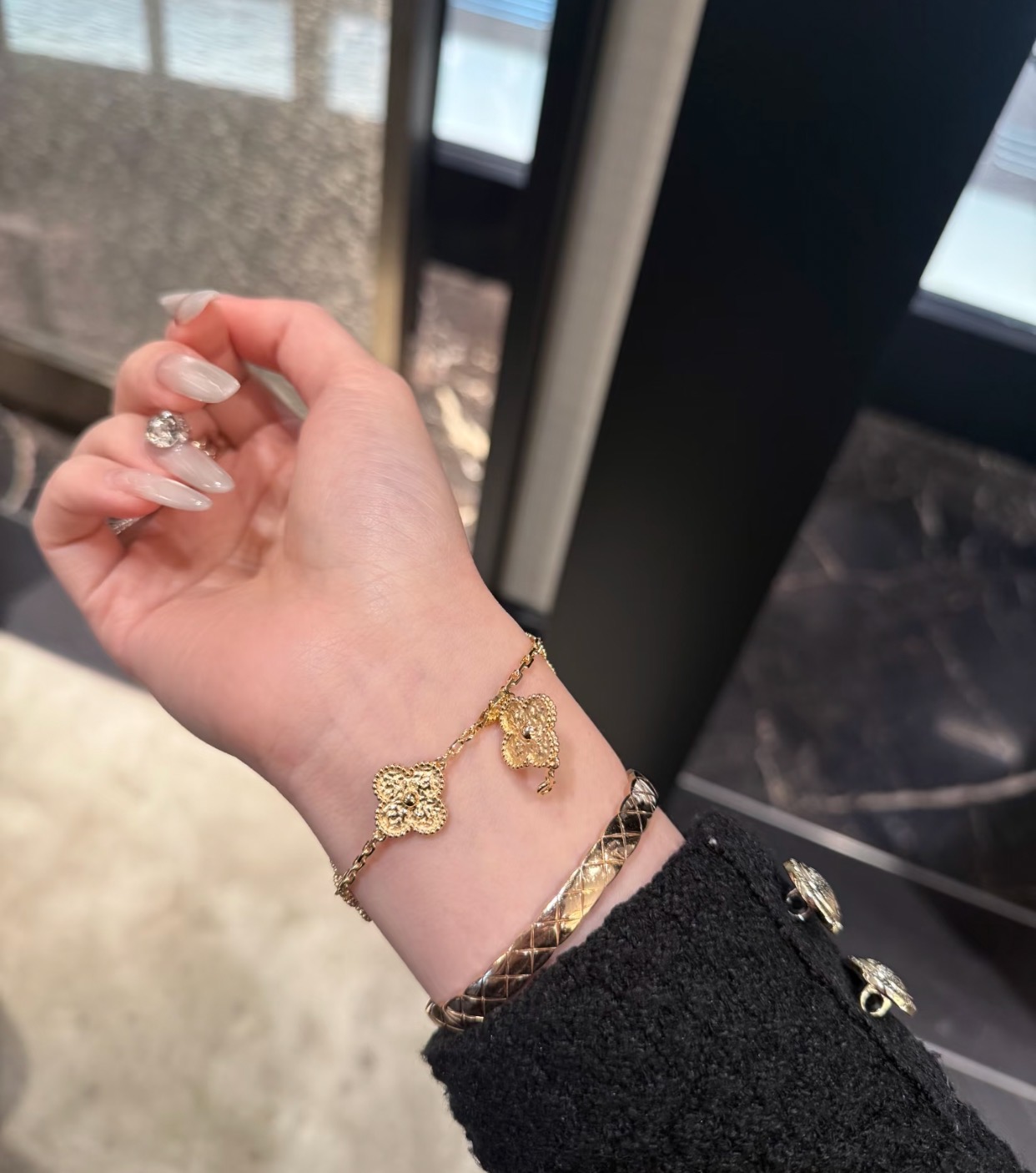 Pulsera de cinco flores de trébol de cuatro hojas Vca en versión dorada con material V