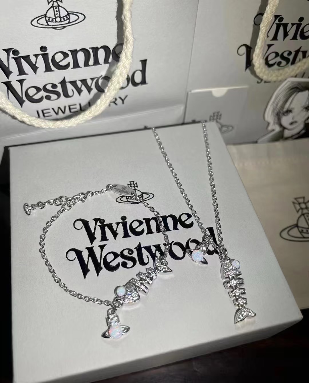 Vivienne Westwood 西太后【VivienneWestwood】什么是快乐星球