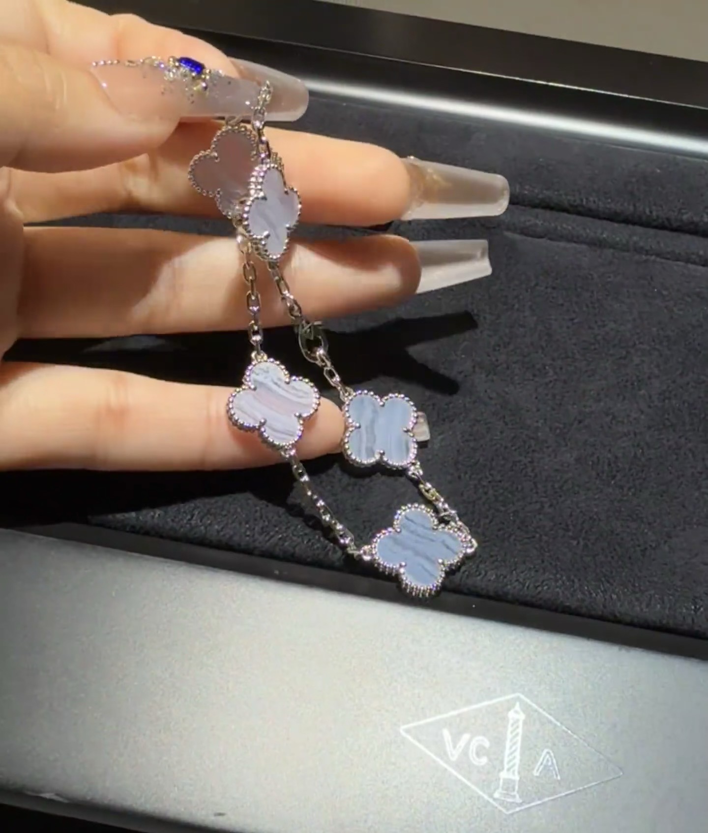 Pulsera de cinco flores de trébol de cuatro hojas Vca en blanco y oro con calcedonia púrpura en material V