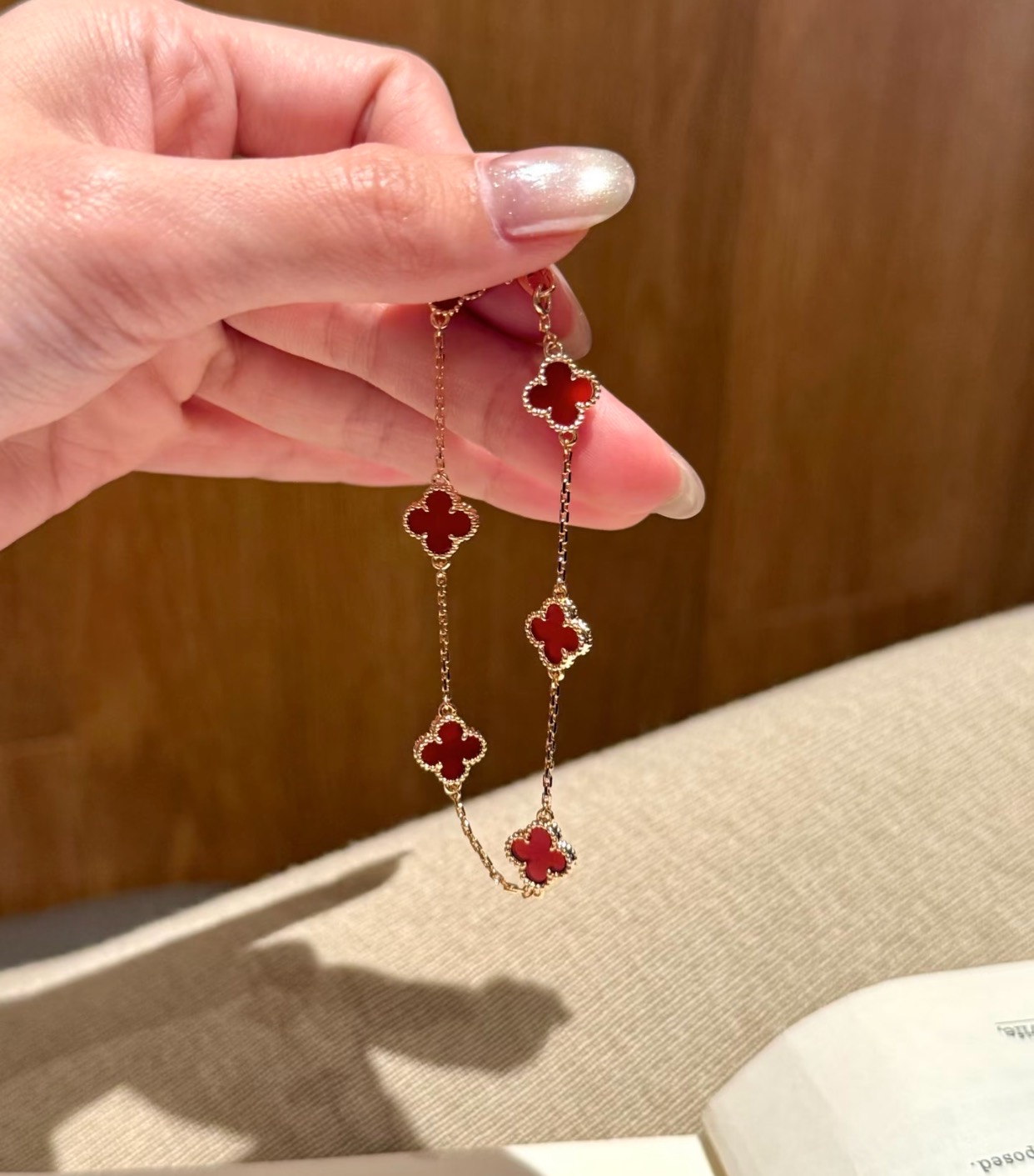 Pulsera de trébol de cuatro hojas Vca mini con seis flores de cornalina en material V
