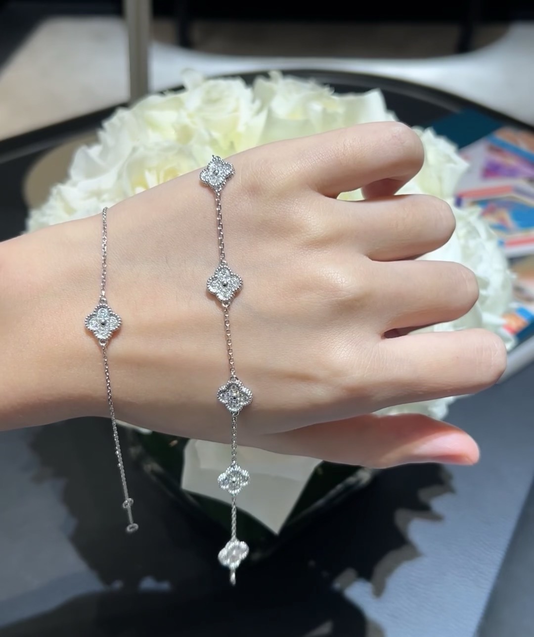 Pulsera de trébol de cuatro hojas VCA mini con seis flores llenas de diamantes en material V