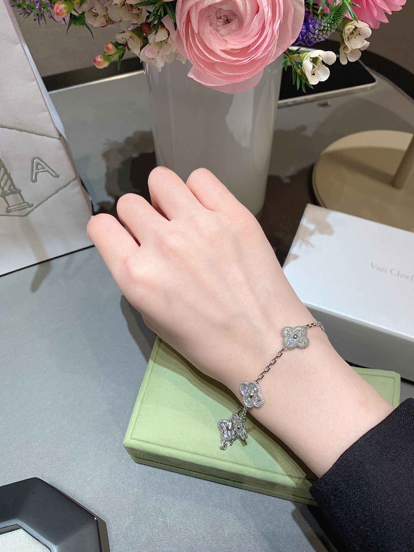 Pulsera de cinco flores de trébol de cuatro hojas Vca en blanco y oro lleno de diamantes en material V