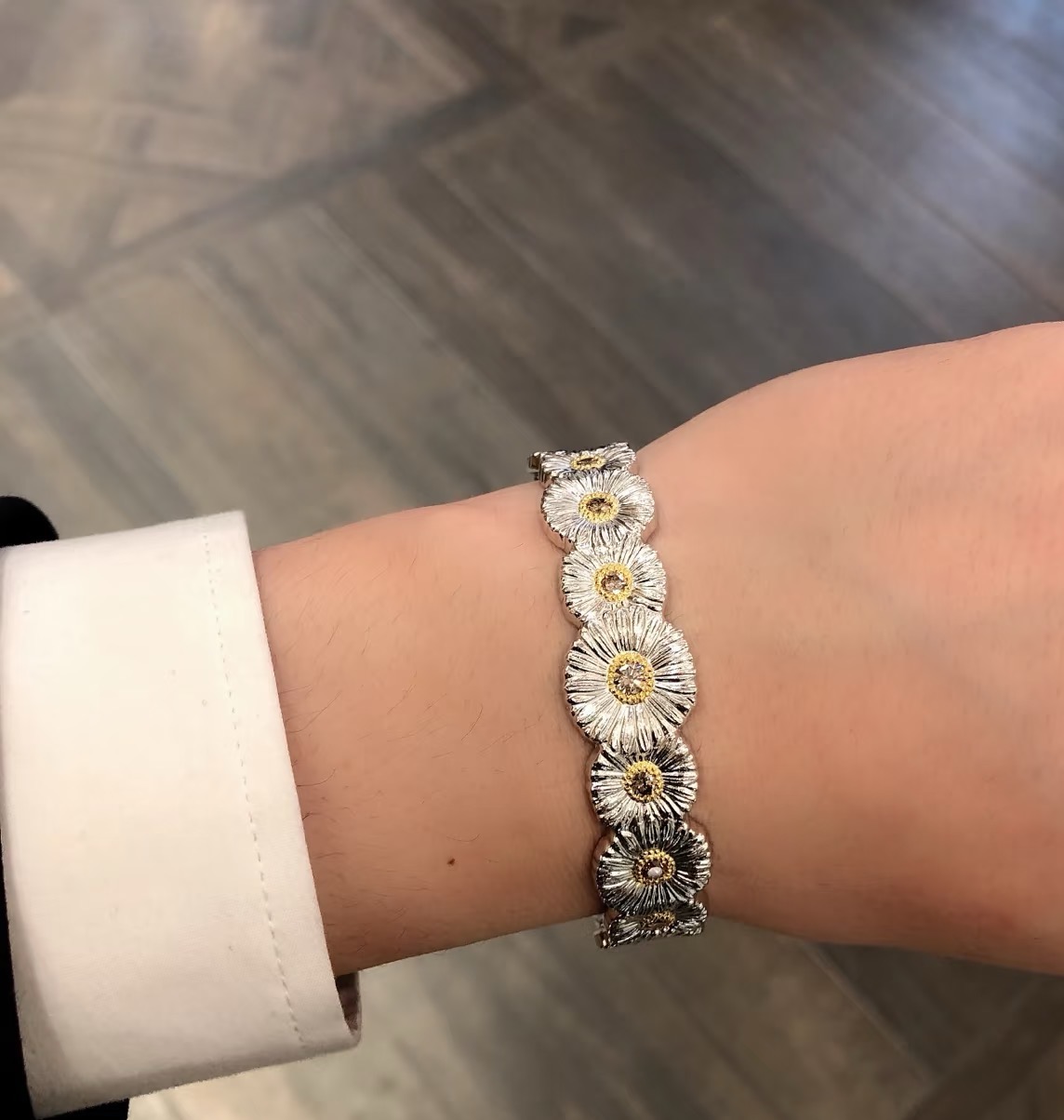Buccellati V金材质布契拉提小雏菊带钻手镯