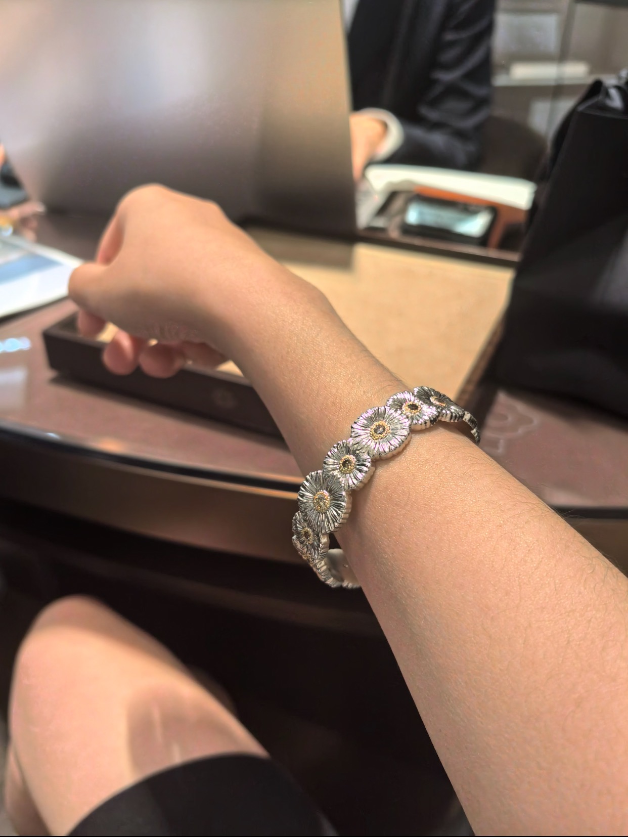 Buccellati V金材质布契拉提小雏菊带钻手镯