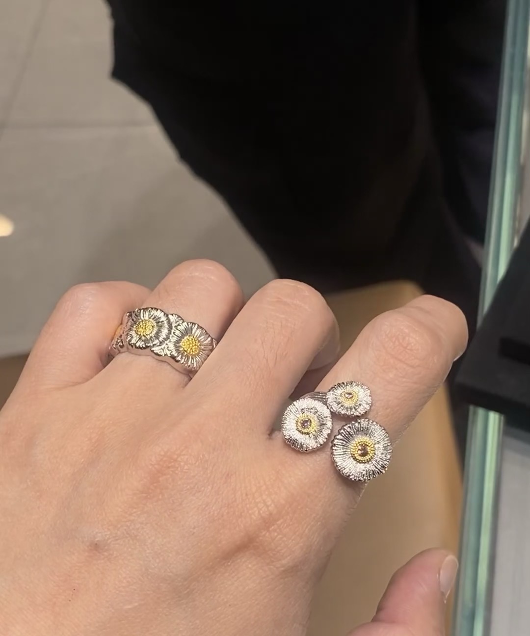 Buccellati V金材质对版精工布契拉提白宝石雏菊戒指 开口