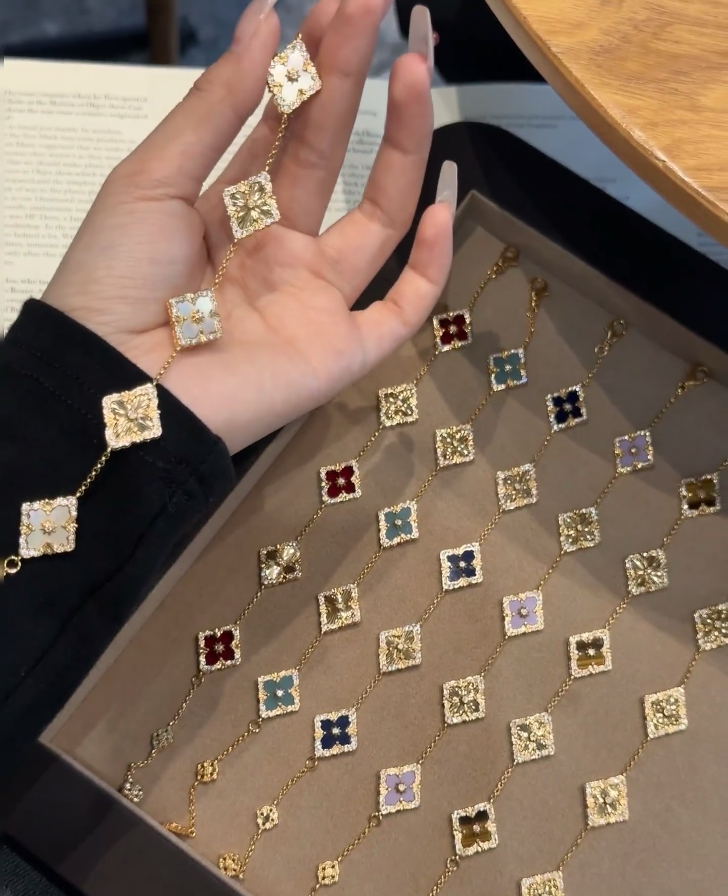 Buccellati V金材质 精工布契拉提白贝母间镭射手链