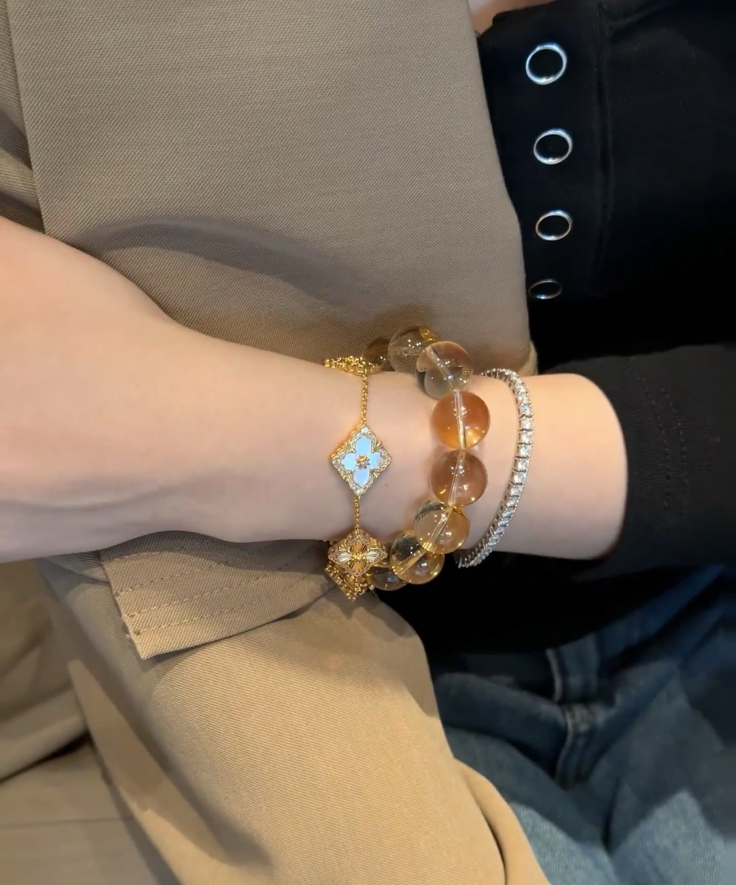 Buccellati V金材质 精工布契拉提白贝母间镭射手链