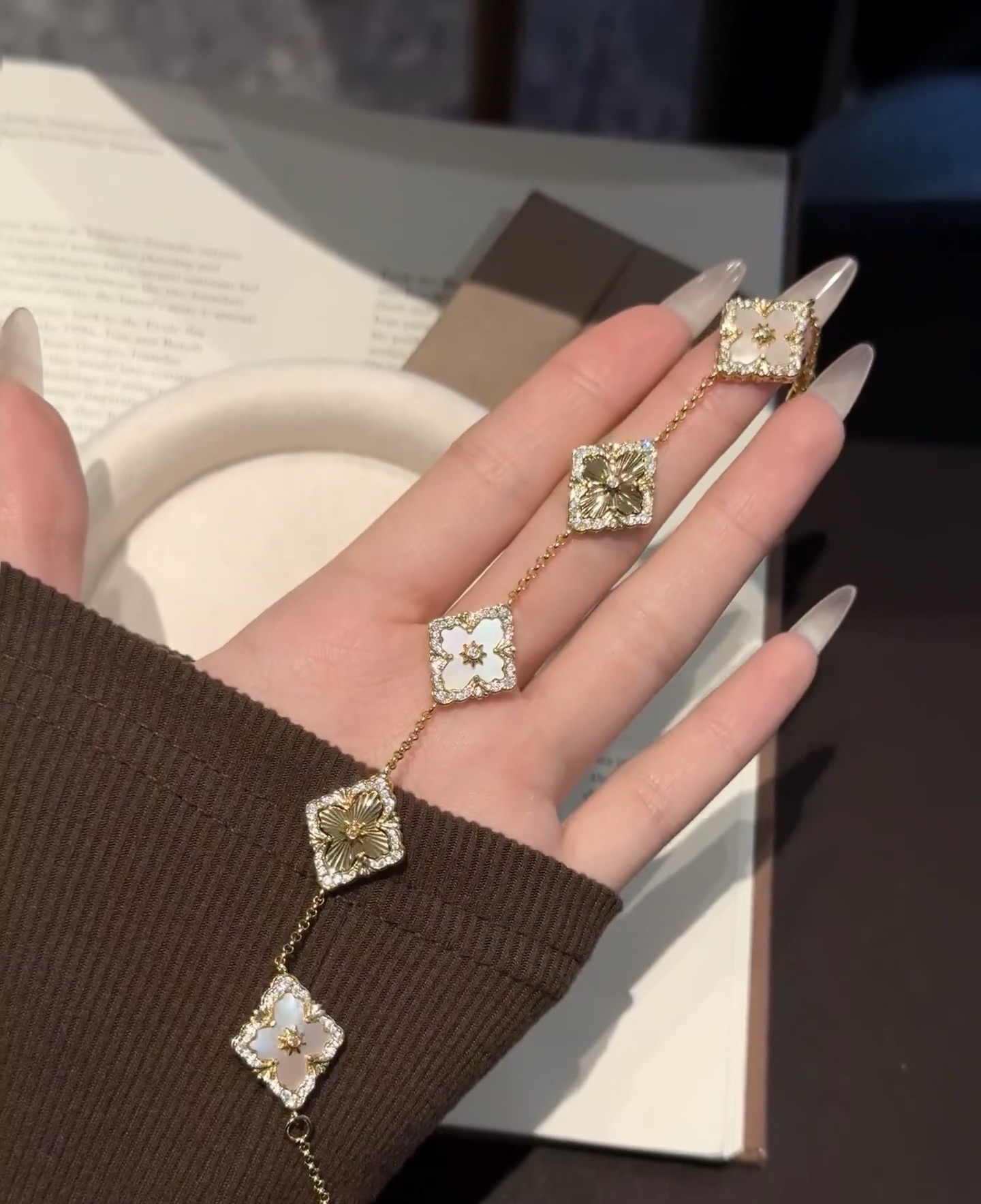 Buccellati V金材质 精工布契拉提白贝母间镭射手链