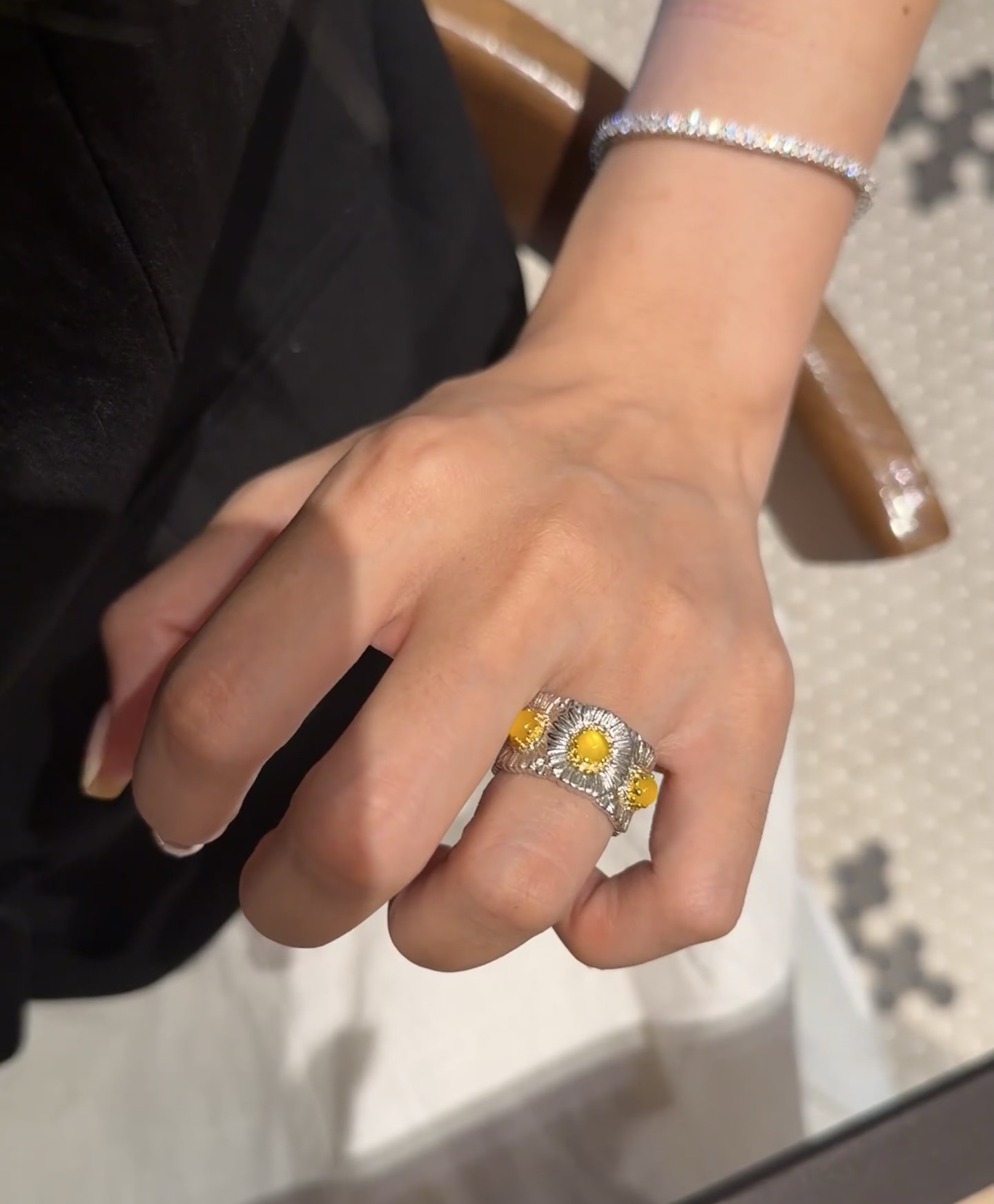 Buccellati V金材质对版精工布契拉提黄宝石雏菊戒指 678码