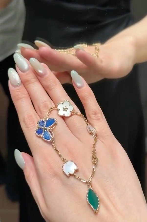 China Replica Van Cleef & Arpels Jewelry VCA0404-2400