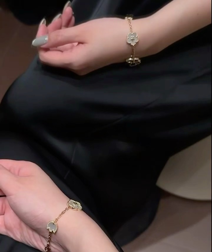 China Replica Van Cleef & Arpels Jewelry VCA0404-2400