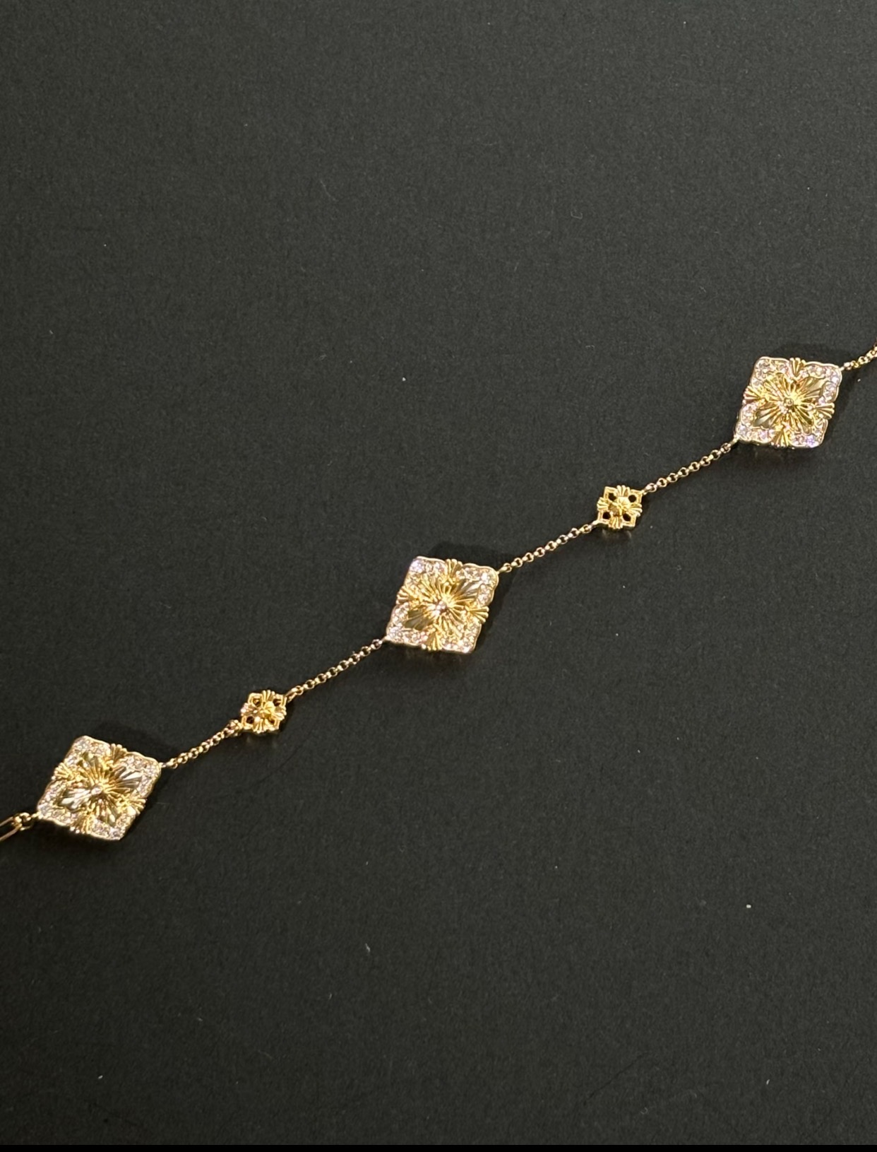 Buccellati V金材质布契拉提灰贝母镶钻三花手链