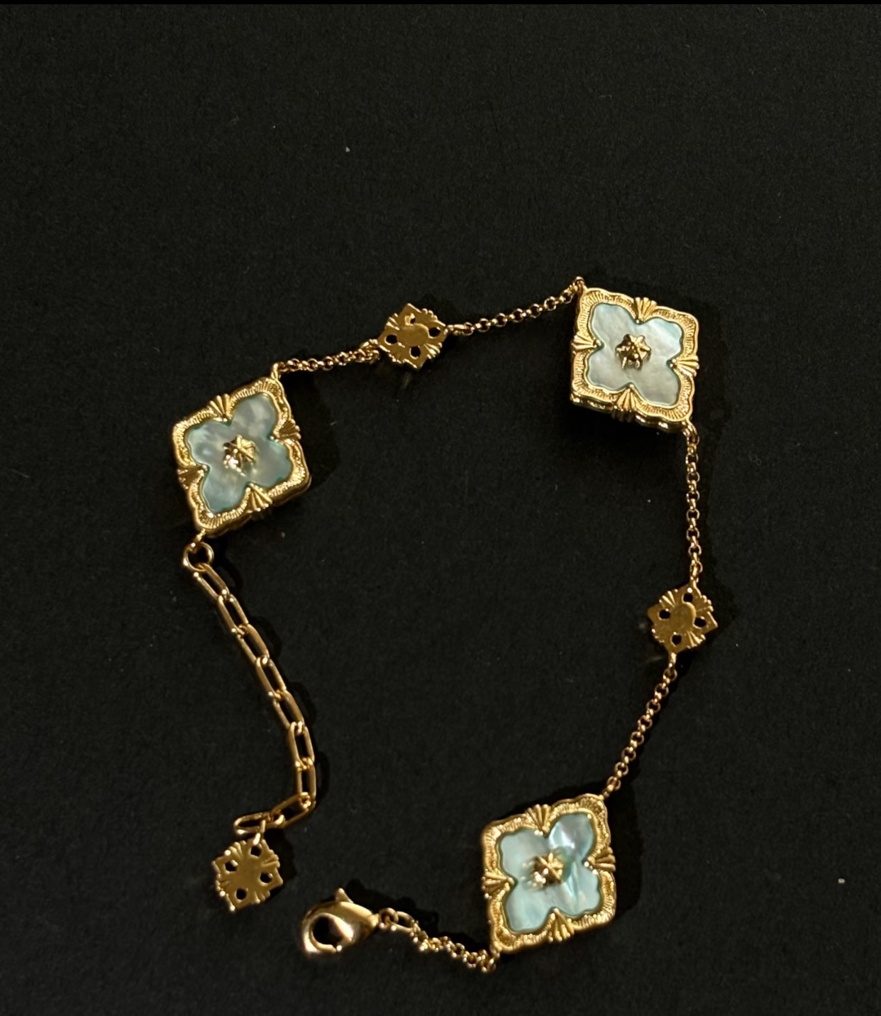 Buccellati V金材质布契拉提灰贝母镶钻三花手链
