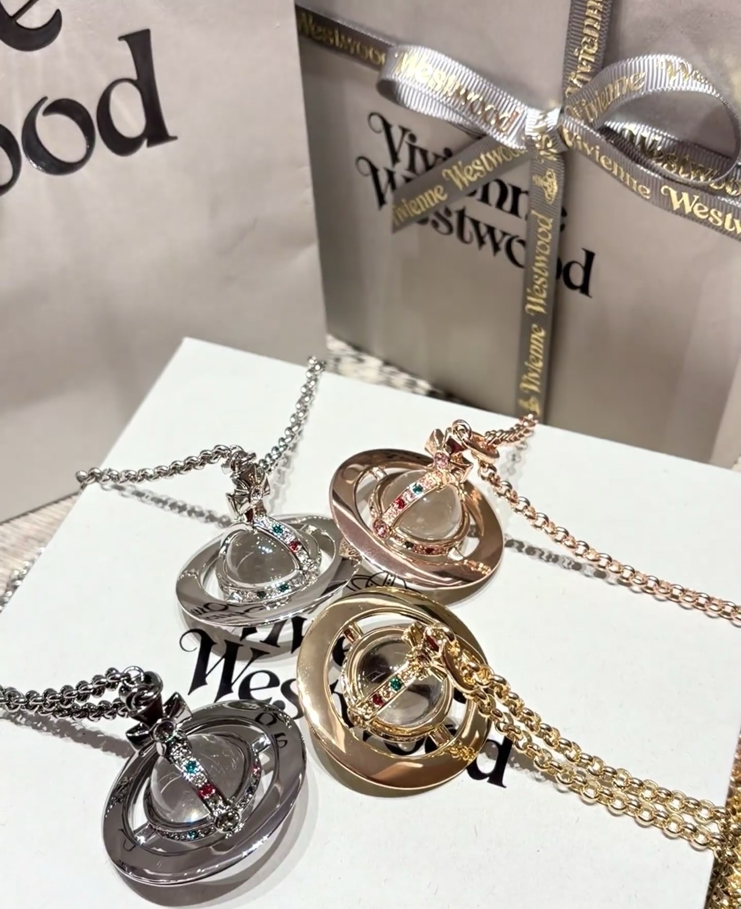 大号毛衣链西太后【VivienneWestwood】什么是快乐星球,来,这就是快乐星球!重磅推荐,闭眼入准没错!纯粹王冠 大号毛衣链西太后【VivienneWestwood】什么是快乐星球,来,这就是快乐星球!重磅推荐,闭眼入准没错!纯粹王冠