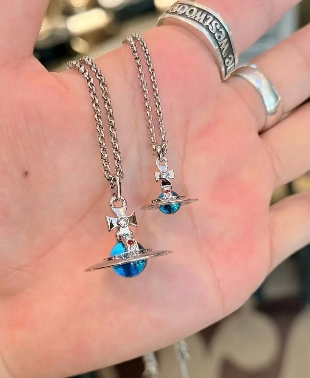 大号毛衣链西太后【VivienneWestwood】什么是快乐星球，来，这就是快乐星球！重磅推荐，闭眼入准没错！纯粹王冠