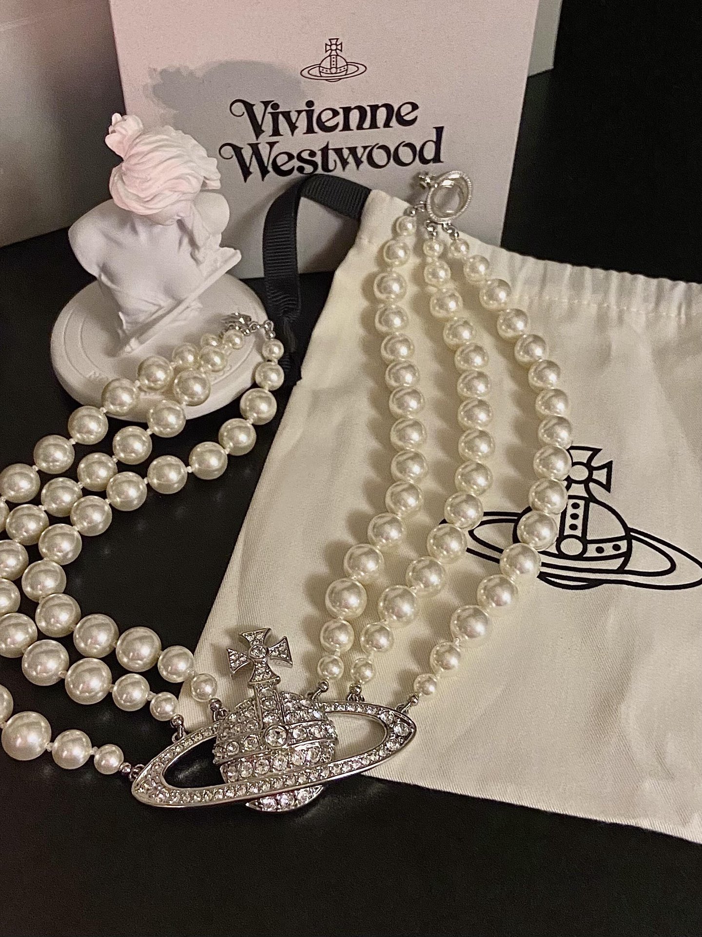 Vivienne Westwood薇薇安西太后三层珍珠项链 优雅大方精工设计   青春活力    一眼就被这款吸引了  
