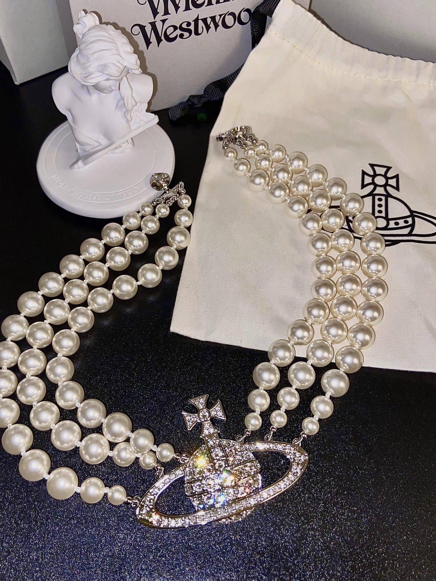 Vivienne Westwood薇薇安西太后三层珍珠项链 优雅大方精工设计   青春活力    一眼就被这款吸引了  