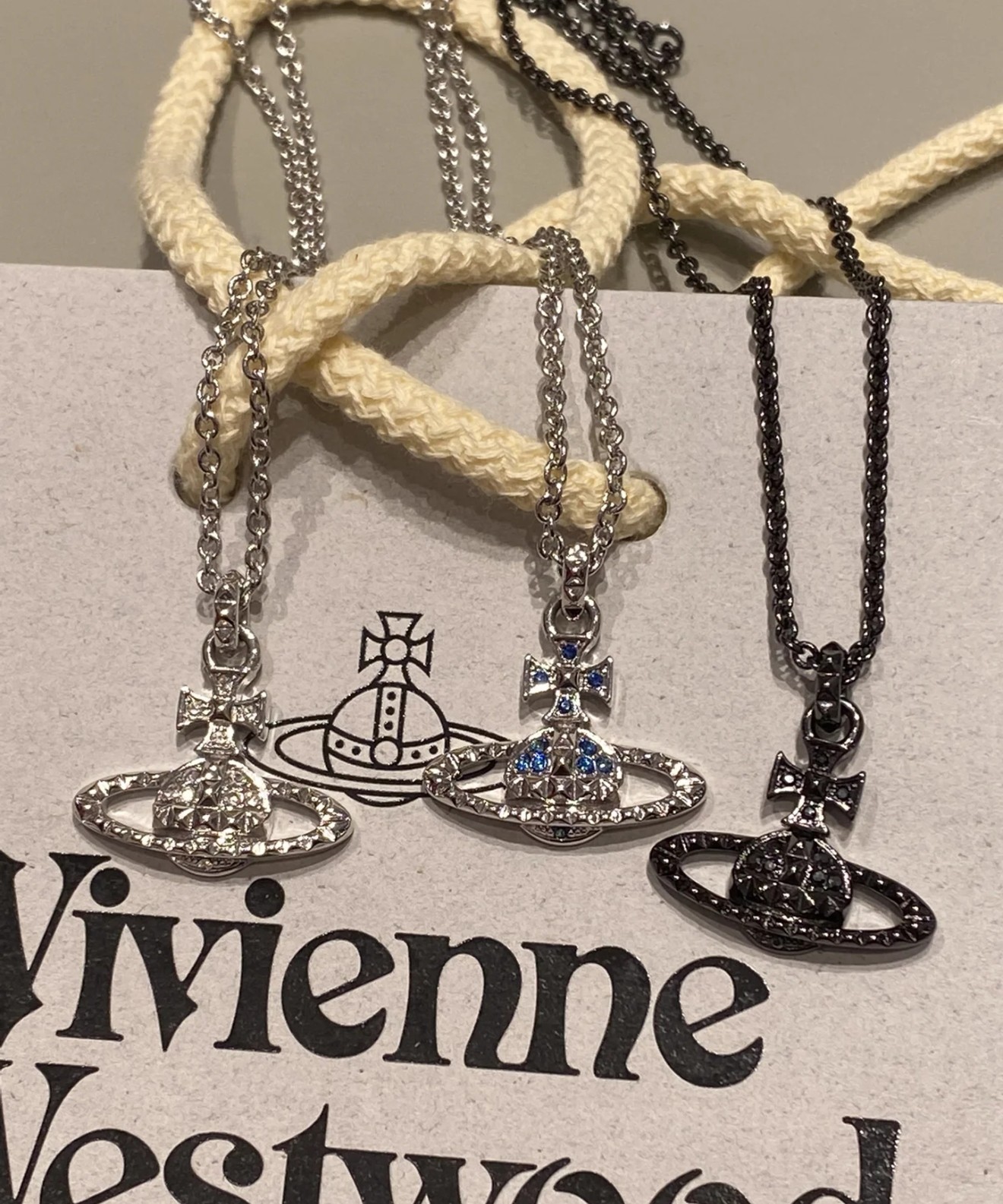 vivienne westwood英国时装设计师，时装的朋克之母！时尚潮流风格，品质强大，超美的设计！简