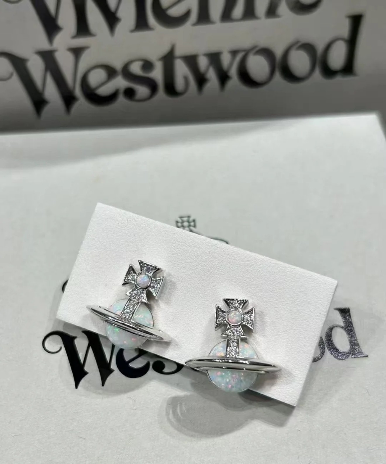 高品质经典耳钉vivienne westwood英国时装设计师，时装的朋克之母！时尚潮流风格，品质强大，