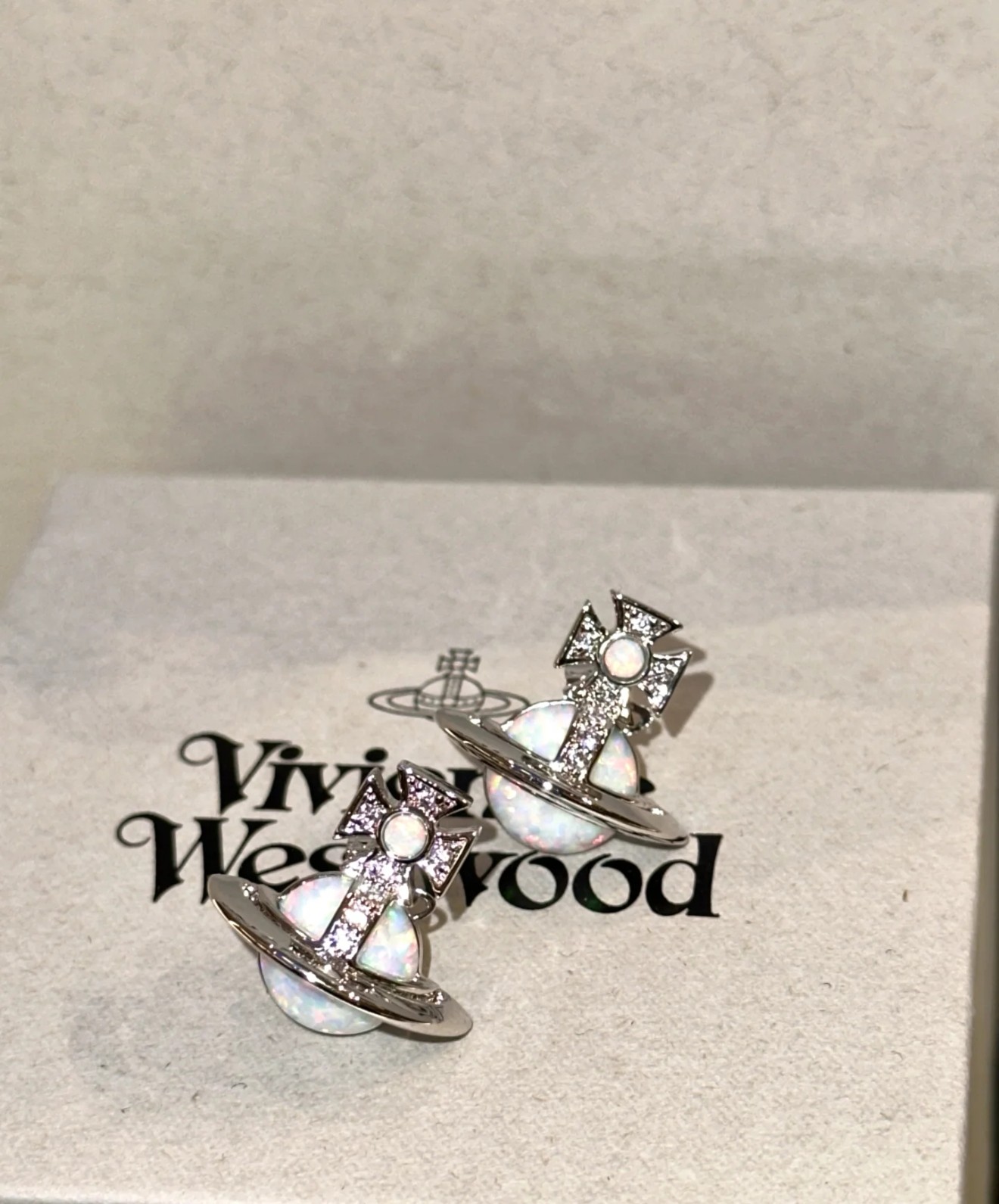 高品质经典耳钉vivienne westwood英国时装设计师，时装的朋克之母！时尚潮流风格，品质强大，