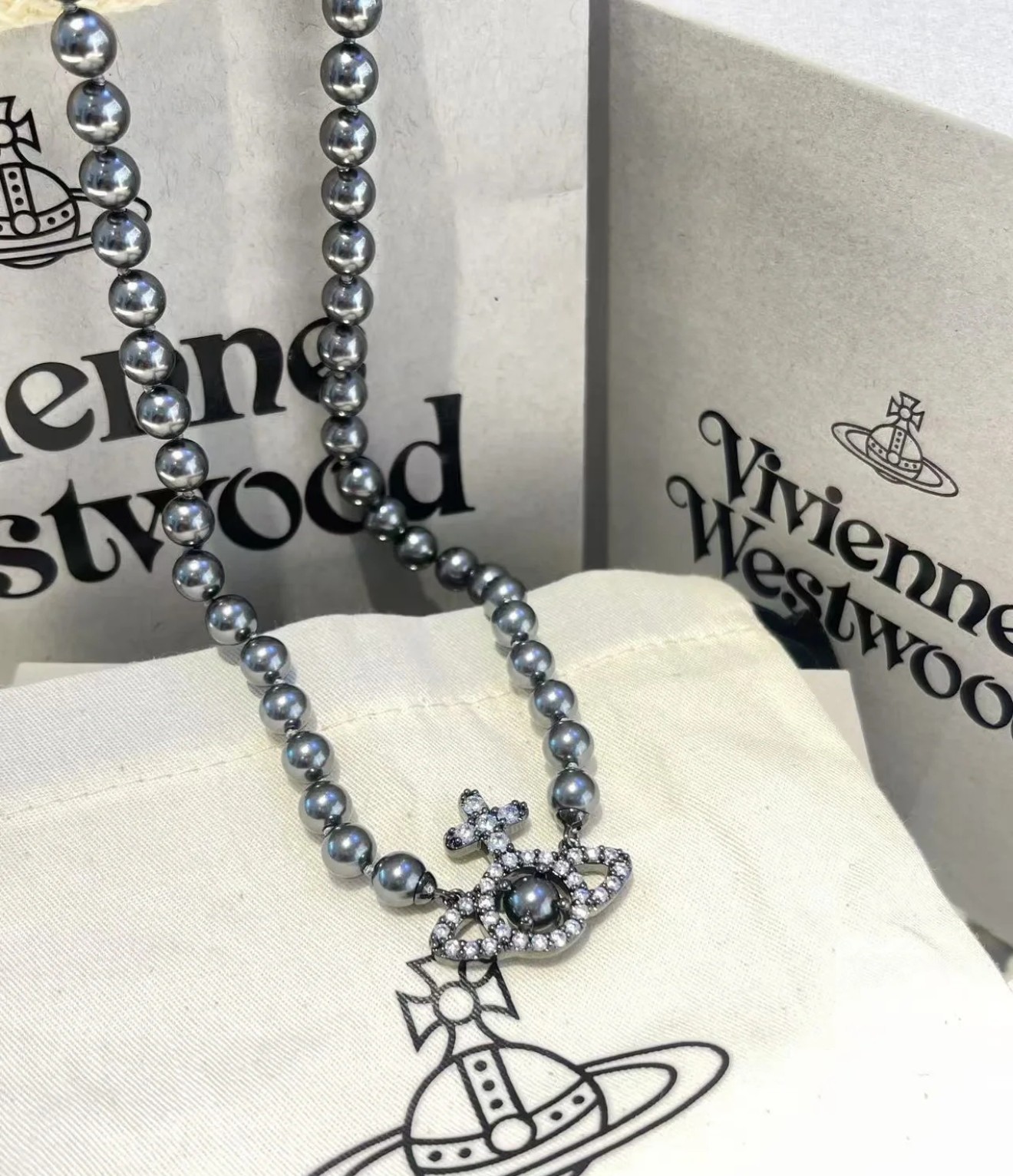 高品质珍珠项链vivienne westwood英国时装设计师，时装的朋克之母！时尚潮流风格，品质强大，