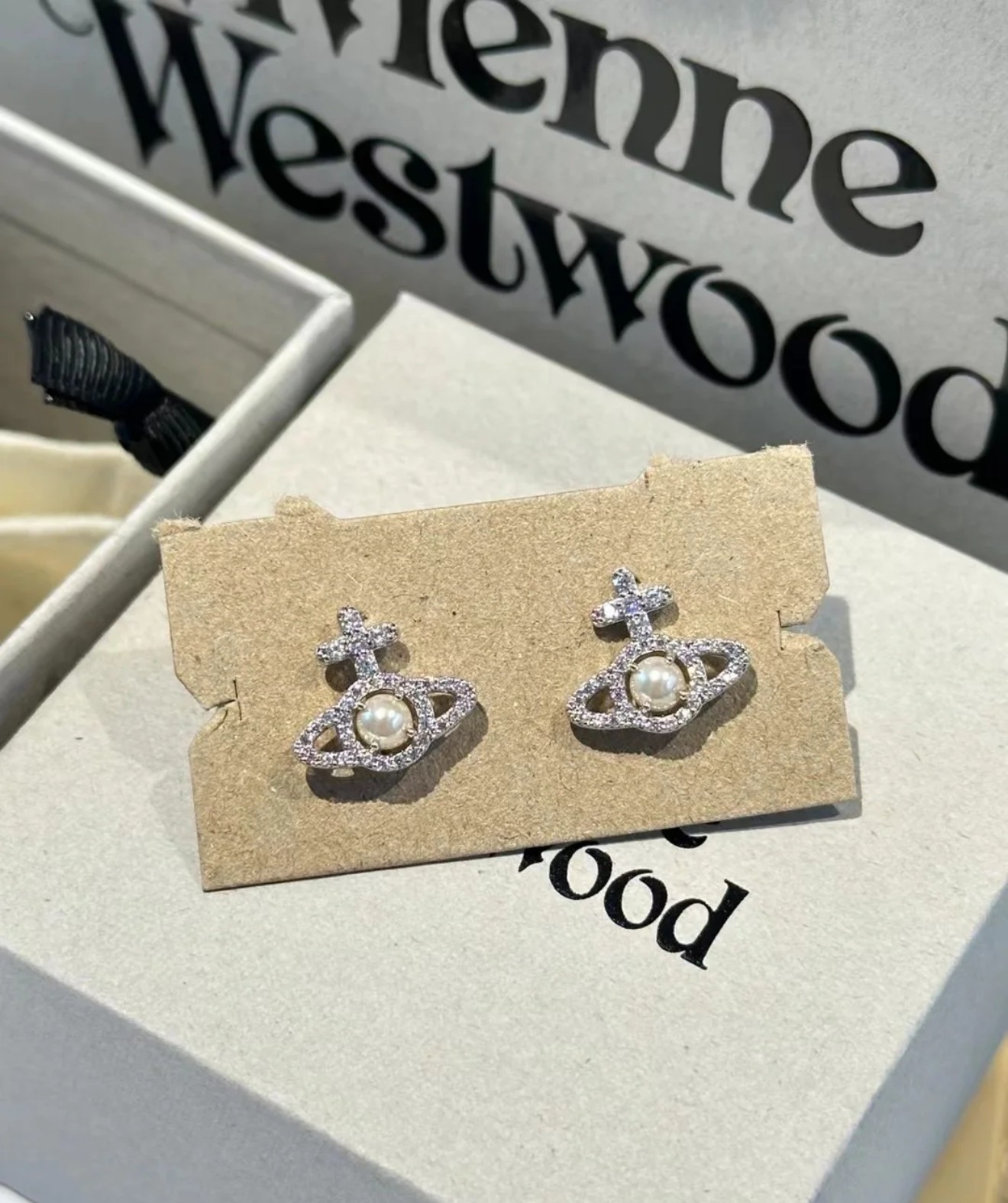 高品质土星镶钻耳钉vivienne westwood英国时装设计师，时装的朋克之母！时尚潮流风格，品质强