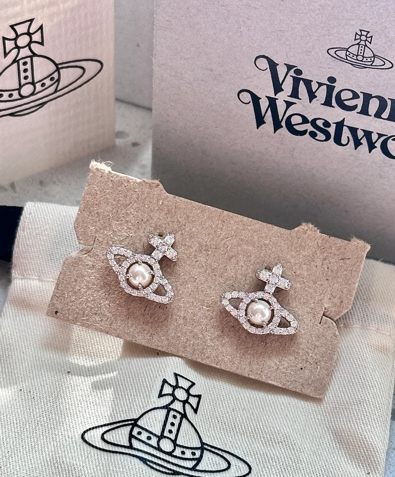 高品质土星镶钻耳钉vivienne westwood英国时装设计师，时装的朋克之母！时尚潮流风格，品质强