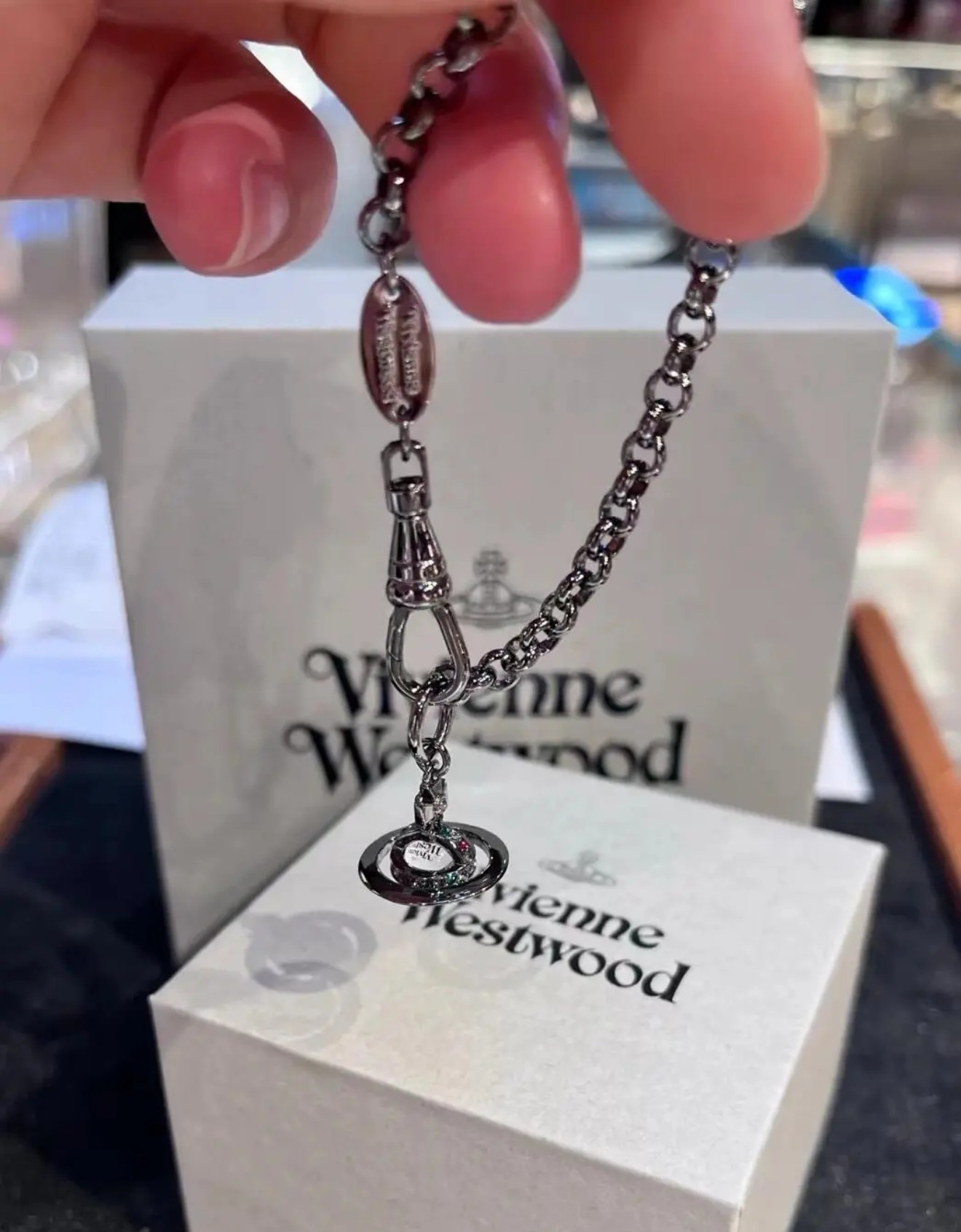西太后 vivienne闭眼‮准入‬没错！纯‮王粹‬冠球‮经是‬典的象征，闪‮土耀‬星环勾‮未勒‬来波光