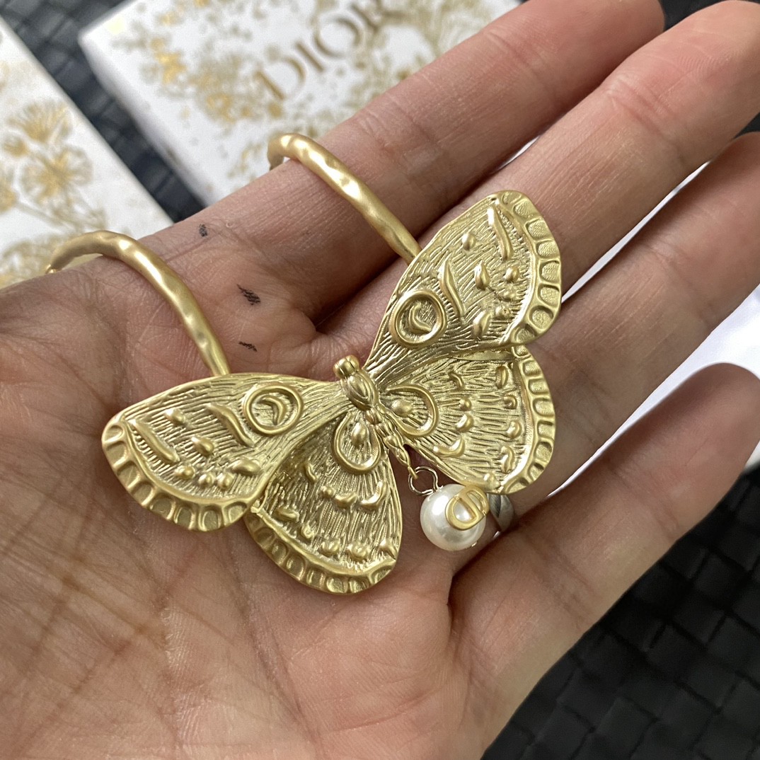 Dior New Initial Necklace: Personalized Luxury Jewelry 8 a1702631959995 3013