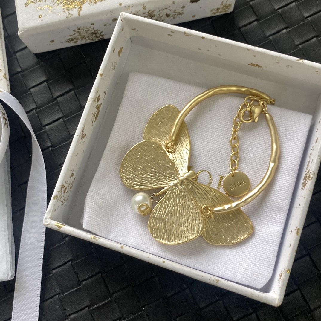 Dior New Initial Necklace: Personalized Luxury Jewelry 9 a1702631959997 6626