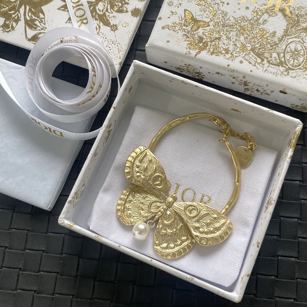 Dior New Initial Necklace: Personalized Luxury Jewelry 6 a1702631959998 0630