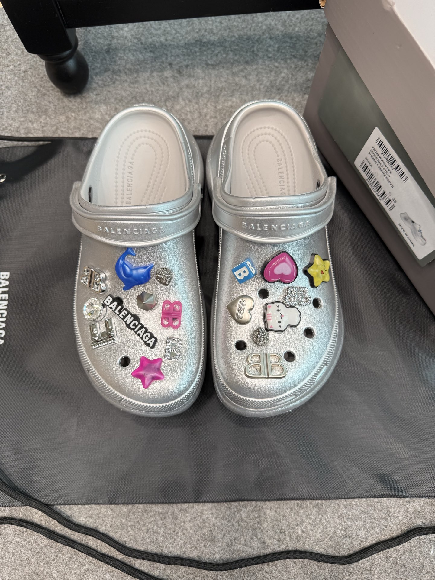 NO:787426,Balenciaga co-branded DIY round-toe slingback thick-soled slippers/crocs [Wanda Factory’s top high-end quality] Balenciaga Crocs co-branded mules. Avant-garde design ~ full of trendiness ~ super fashionable ~ amazing lines. Very domineering ~ very light ~ special heightening and slim legs ~ so wow. Very high-end to match casually ~ very manly and handsome ~ a must-have for the summer. All shoes come with a pair of high-end diamond socks  The difference between market currency and high-end quality is definitely different. Female 35, 36, 37, 38, 39, 40, half drag, balenciaga, slippers, socks19860909巴黎世家联名款DIY圆头露跟 厚底拖鞋/洞洞鞋【莞大厂顶级高端品质】 巴黎世家卡骆驰联名穆勒鞋 设计前卫～潮流感拉满～超级时髦～线条感绝了 非常霸气～非常轻便～特别的增高又显腿细～太哇塞了 随便搭配非常高级～非常Man又帅气～夏天炸街必备 随鞋全部多附赠一双高级钻石袜子 区别市场通货～高端品质绝对不一样 女35、36、37、38、39、40,半拖,balenciaga,slippers,socks,Women's Shoes