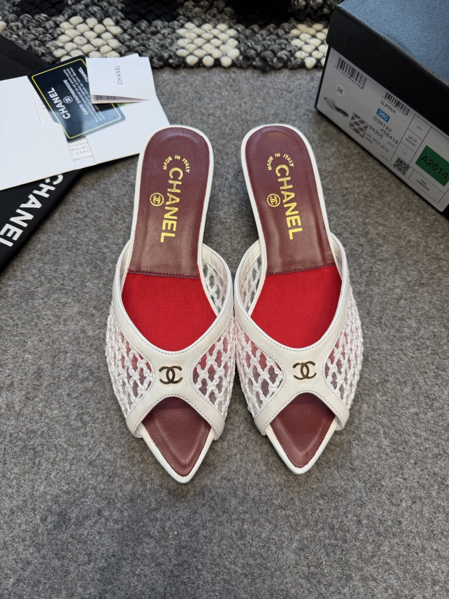 NO:887744,Xiaoxiang C’s 2026 early spring new hot-selling classic fishnet hollow small thick heel pointed fish mouth sandals!  Purchasing agent level!  The upper decoration hardware buckle element is a classic design symbol, which combines sophistication and brand recognition. The design of the hollow fishnet open toe + shoe shape is simple and comfortable, and the golden hardware buckle is exquisite and elegant. The wide design of the upper, the logo is very recognizable, and the thick heel structure is comfortable and easy to walk. It can be easily used in daily life or on vacation. It has a French romantic atmosphere!  The soles are light and can be worn for a long time without getting tired. They are practical and fashionable. They are a must-have item for spring and summer. They are versatile and can adapt to different styles. Sheepskin mesh upper, sheepskin lining, genuine leather outsole imported from Italy, heel height 3.5CM/8.5CM, size 35-41 (40.41 custom-made, non-returnable), high-heeled shoes, chanel, high heels, slippers, sheepskin, Leather soles19860909小香C家2026早春新款爆品经典楼渔网镂空小粗跟尖头鱼嘴凉拖鞋！代购级别！ 鞋面装饰 五金扣饰元素,是的经典设计符号,兼具精致感与品牌辨识度,镂空渔网露趾+鞋型的设计简约舒适,金色五金扣,精致优雅.鞋面宽版设计,标志超有辨识度,粗跟结构舒适好走,日常或度假都能轻松驾驭.,法式浪漫氛围感拉满！鞋底轻便,长时间穿也不累,实用又时髦,是春夏必入单品～百搭且能适配不同穿搭风格. 鞋面羊皮拼接网面 内里羊皮 大底意大利进口真皮大底 跟高3.5CM/8.5CM 码数35-41（40.41定做不退换）,高跟鞋拖鞋,chanel,high heels,slippers,sheepskin,Leather soles,Women's Shoes