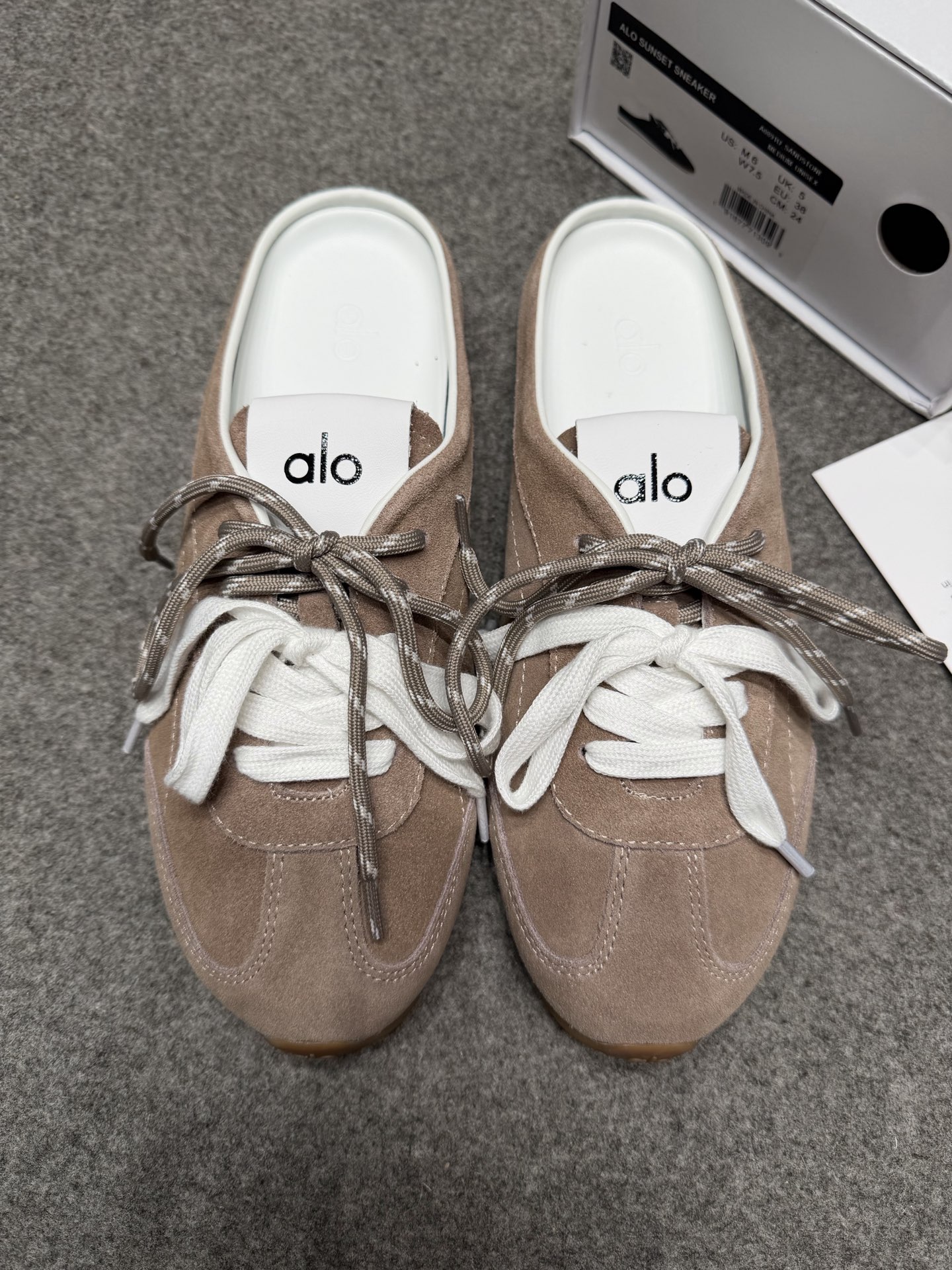 NO:887732,Alo's same style lazy Muled training shoes｜Who knows how to feel the ceiling of relaxation with just one kick!  This pair of semi-slip moral training shoes is simply good news for lazy people. You don’t need to tie laces or put on the heel. You can just step on it when you go out. It has a lazy atmosphere when paired with jeans, sweatpants, and short skirts. It instantly transforms into a relaxed beauty like the same Kendou style~ The upper is made of high-quality cow suede, which feels soft and fufu. The suede surface is fine and high-end, and has a texture that goes over time. It is not cheap at all.  The semi-trailed toe design can not only modify the shape of the feet but also prevent bumps, and will not wear down the feet after long-term wear. The thin and lightweight soles make walking as light as if you are not wearing any shoes, and your feet will not be tired after walking all day long. Covers all sizes from 35 to 40, available in three colors: off-white/pure black/light gray. You can wear them with your eyes closed without stepping on thunder. You can wear them for commuting, walking, fitness, and shopping. This pair must be locked in the lazy shoe cabinet!  ,casual shoes/sneakers and half slippers,sneakers,skirts,jeans19860909Alo同款懒人穆勒德训鞋｜一脚蹬的松弛感天花板 谁懂啊！这双半拖德训鞋简直是懒人福音 不用系鞋带、不用套后跟,出门直接踩上就走,搭配牛仔裤、运动裤、短裙都自带慵懒氛围感,秒变肯豆同款松弛感美人~ 鞋面是优质牛反绒皮,摸上去软fufu的,绒面细腻高级,越穿越有质感,完全不廉价 半拖包头设计,既能修饰脚型又防磕碰,久穿也不会磨脚 薄底轻量化鞋底,走路轻得像没穿鞋,暴走一天也不累脚 35-40全码覆盖,米白/纯黑/浅灰三色可选,闭眼入不踩雷 通勤、遛弯、健身、逛街都能穿,懒人鞋柜里必须锁死这双！,休闲鞋/运动鞋半拖,sneakers,skirts,jeans,Women's Shoes
