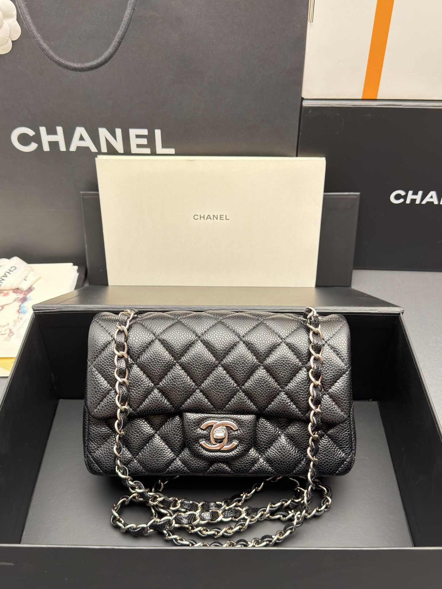 NO:894687,Special grade original leather series: 20cm [top upgraded version] Fashion and classic are integrated, timeless, elegant and refined, can store various small daily necessities, suitable for various occasions. Leather imported from the original factory black caviar cowhide Hardware all-steel silver buckle Sizew20×h12×6cm Model 1116, CHANEL, chanel, cowhide19860909特级 原厂皮 系列 :20cm【顶级升级版】 时尚与经典融为一体,永不过时,高雅精致,可收纳各种小件日常用用品,适合各种场合. 皮料原厂进口黑色鱼子酱牛皮 五金全钢银扣 Sizew20×h12×6cm 型号1116,CHANEL,chanel,cowhide,Bag
