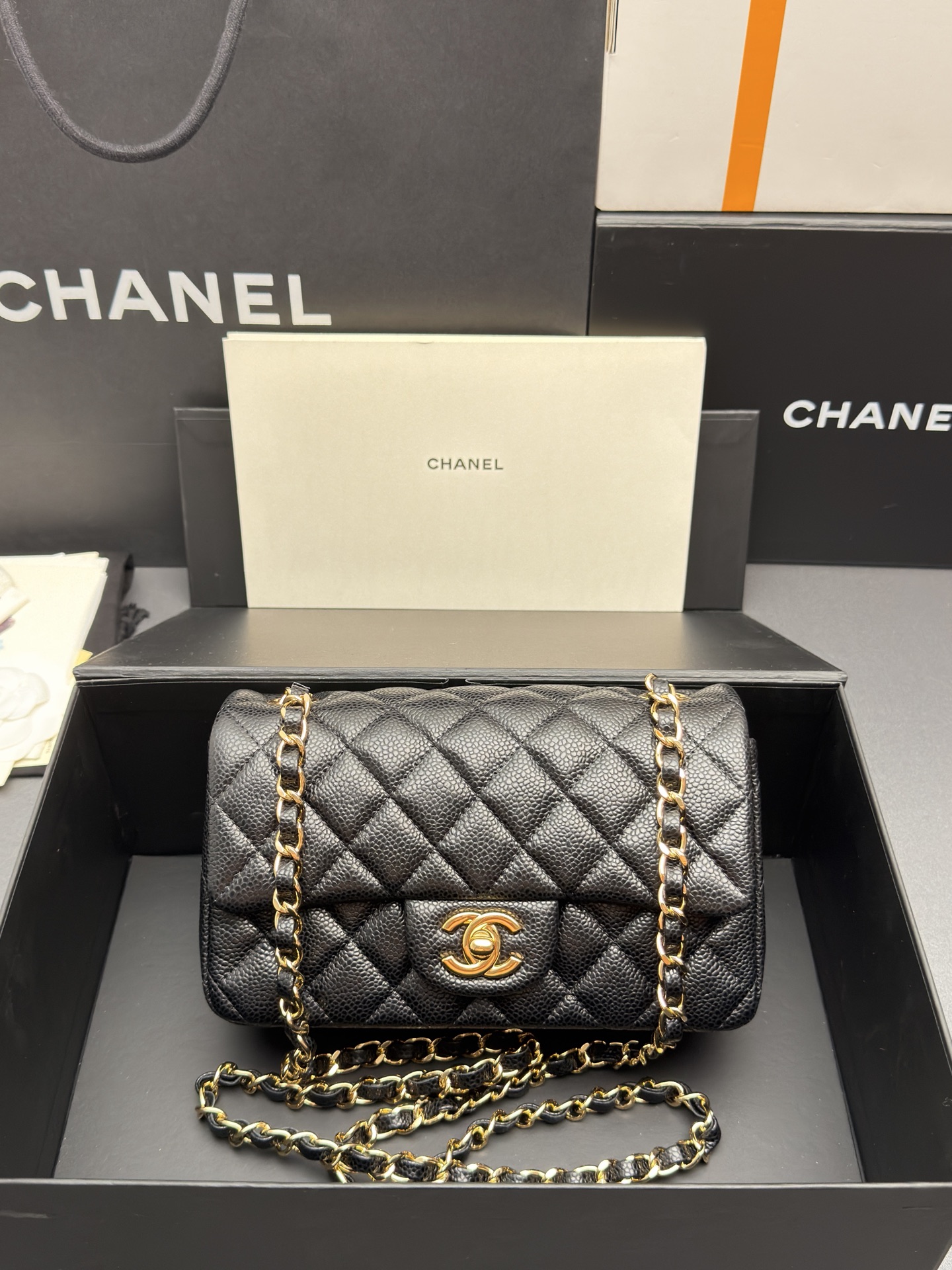NO:894685,Special grade original series: 20cm [top upgraded version] Fashion and classic are integrated, timeless, elegant and refined, can store various small daily necessities, suitable for various occasions. Leather imported from the original factory black caviar cowhide Hardware all-steel gold buckle Sizew20×h12×6cm Model 1116, CHANEL, chanel, cowhide19860909特级 原厂系列 :20cm【顶级升级版】 时尚与经典融为一体,永不过时,高雅精致,可收纳各种小件日常用用品,适合各种场合. 皮料原厂进口黑色鱼子酱牛皮 五金全钢金扣 Sizew20×h12×6cm 型号1116,CHANEL,chanel,cowhide,Bag