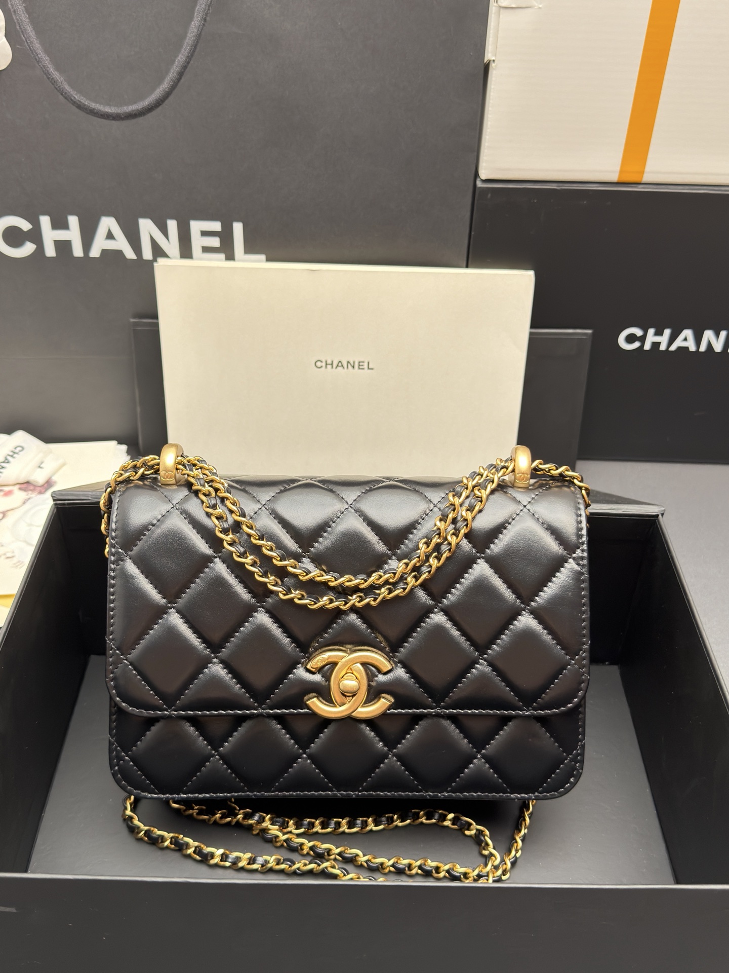 NO:894698,Special grade original leather WOC double gold beads series: 22cm Fashion and classic integration, timeless, elegant and refined, can store various small daily necessities, suitable for various occasions. The length of the chain can be adjusted according to your own needs. Leather imported oil-waxed cowhide Hardware all-steel retro gold Sizew22xh14.5xd8cm Model P-AS2649 Color:  Black wax leather gold buckle, CHANEL, chanel, cowhide19860909特级 原厂皮 WOC双金珠系列 :22cm 时尚与经典融为一体,永不过时,高雅精致,可收纳各种小件日常用用品,适合各种场合. 链条可以根据自己的需要调节长短. 皮料原厂进口油腊牛皮 五金全钢复古瑬金 Sizew22xh14.5xd8cm 型号P-AS2649 颜色: 黑色油腊皮金扣,CHANEL,chanel,cowhide,Bag