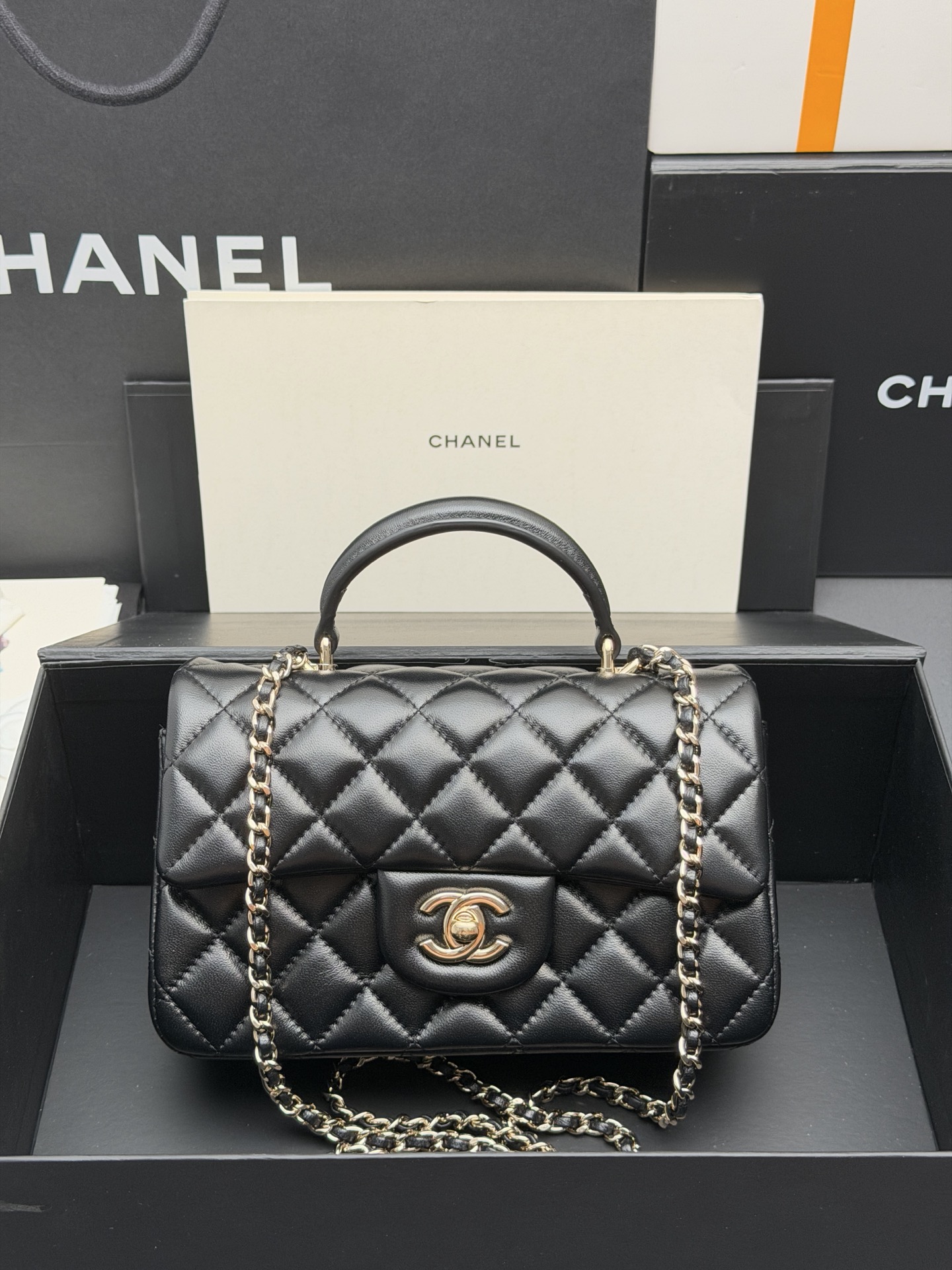 NO:894695,Special grade original leather 21K mini CF handle handbag series: 20cm Fashion and classic blend, timeless, elegant and refined, can store various small daily necessities, suitable for various occasions. Leather imported sheepskin Hardware all-steel light gold hardware Sizew20xh12xd6cm Model P-AS2431 Color: black sheepskin light gold, CHANEL, chanel, sheepskin19860909特级 原厂皮 21K mini CF handle手提包系列 :20cm 时尚与经典融为一体,永不过时,高雅精致,可收纳各种小件日常用用品,适合各种场合. 皮料原厂进口羊皮 五金全钢浅金五金 Sizew20xh12xd6cm 型号P-AS2431 颜色: 黑色羊皮浅金,CHANEL,chanel,sheepskin,Bag