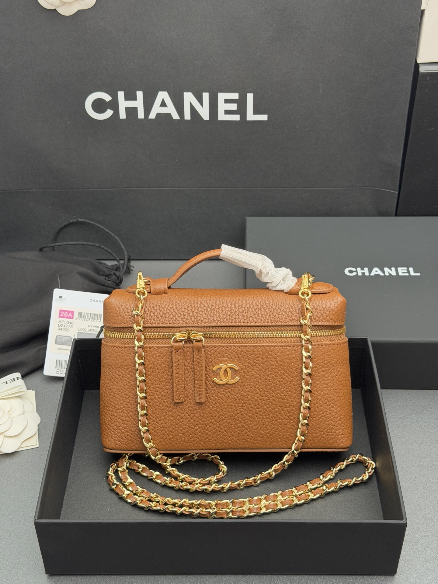 NO:894643,Special grade original leather, new LP lunch box bag ~ 23A LP lunch box bag ~ cosmetic bag series: 19cm, fashionable and classic, timeless, elegant and refined, can store various small daily necessities, suitable for various occasions. Leather material imported from the factory, grained calfskin, hardware, all-steel gold metal, Sizew19xh11.5xd5cm (including handle 16cm) Model W-AP 5347  Color: caramel/gold buckle,CHANEL,chanel,loro piana,cosmetic bags & cases,cowhide19860909特级 原厂皮 新款LP饭盒包～ 23A LP饭盒包～化妆包系列:19cm 时尚与经典融为一体,永不过时 ,高雅精致,可收纳各种小件日常用品,适合各种场合. 皮料原厂进口粒纹小牛皮 五金全钢金色金属 Sizew19xh11.5xd5cm（含手挽16cm） 型号W-AP 5347 颜色:焦糖/金扣,CHANEL,chanel,loro piana,cosmetic bags & cases,cowhide,Bag