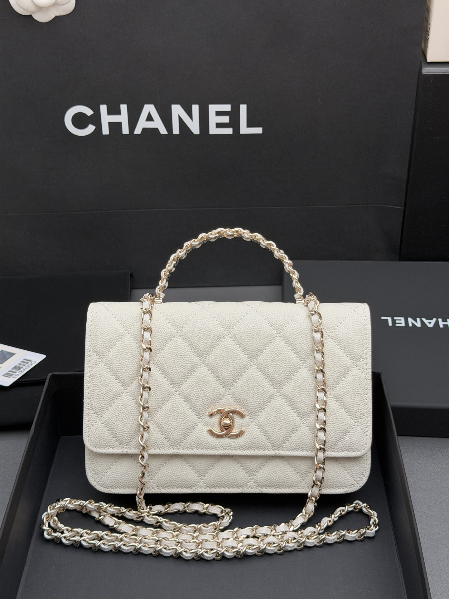 NO:894678,Special grade original leather 26C series WOC pearl hand chain bag: 20cm, fashionable and classic, timeless, elegant and refined, can store various small daily necessities, suitable for various occasions. Leather material imported from the factory cowhide caviar Hardware all steel light gold Sizew20xh12.5xd4cm (including handle height 18cm) Model AP Color: white/small ball/light gold, CHANEL, chanel, cowhide19860909特级 原厂皮 26C系列 WOC珍珠手挽链条包 :20cm 时尚与经典融为一体,永不过时 ,高雅精致,可收纳各种小件日常用品,适合各种场合. 皮料原厂进口牛皮鱼子酱 五金全钢浅金 Sizew20xh12.5xd4cm(含手挽高18cm) 型号AP 颜色:白色/小球/浅金,CHANEL,chanel,cowhide,Bag
