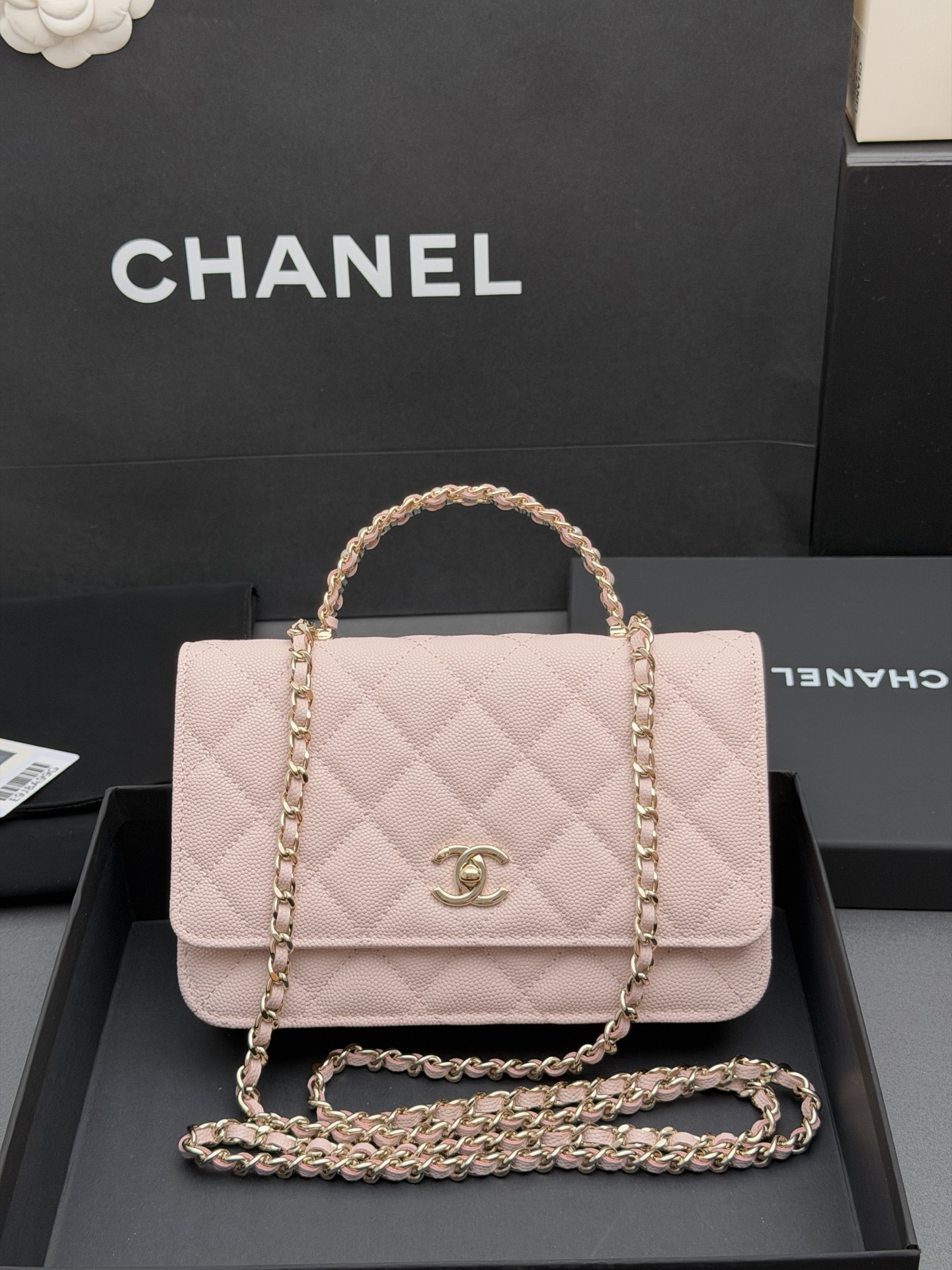 NO:894680,Special grade original leather 26C series WOC pearl hand chain bag: 20cm, fashionable and classic, timeless, elegant and refined, can store various small daily necessities, suitable for various occasions. Leather material imported from the factory cowhide caviar Hardware all steel light gold Sizew20xh12.5xd4cm (including handle height 18cm) Model AP Color: pink/small ball/light gold, CHANEL, chanel, cowhide19860909特级 原厂皮 26C系列 WOC珍珠手挽链条包 :20cm 时尚与经典融为一体,永不过时 ,高雅精致,可收纳各种小件日常用品,适合各种场合. 皮料原厂进口牛皮鱼子酱 五金全钢浅金 Sizew20xh12.5xd4cm(含手挽高18cm) 型号AP 颜色:粉色/小球/浅金,CHANEL,chanel,cowhide,Bag