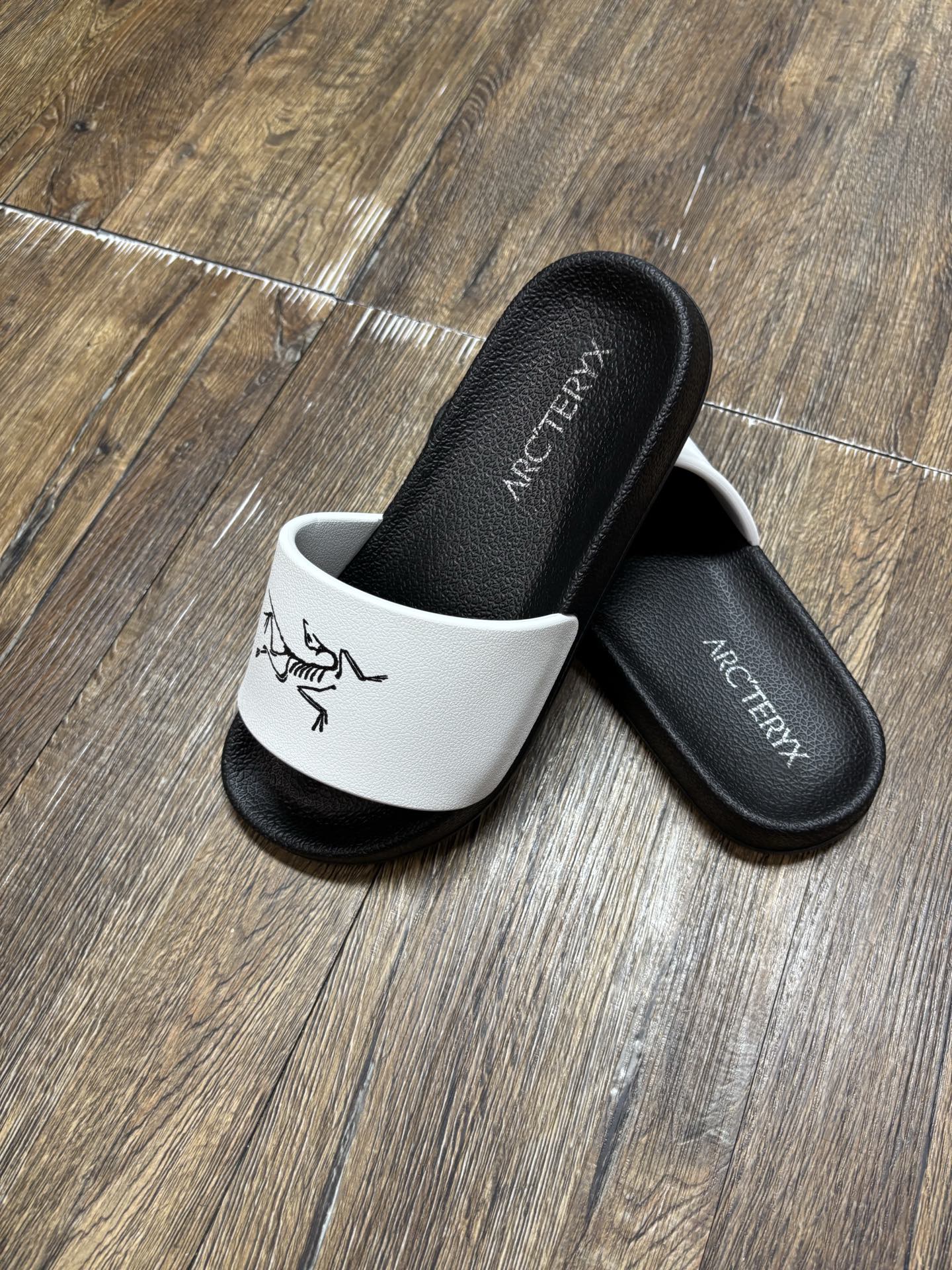 Arc'teryx Unisex Slides with Vibram Sole - Sizes 35/36 to 45/46 7 i1746343183869 8169 0 5