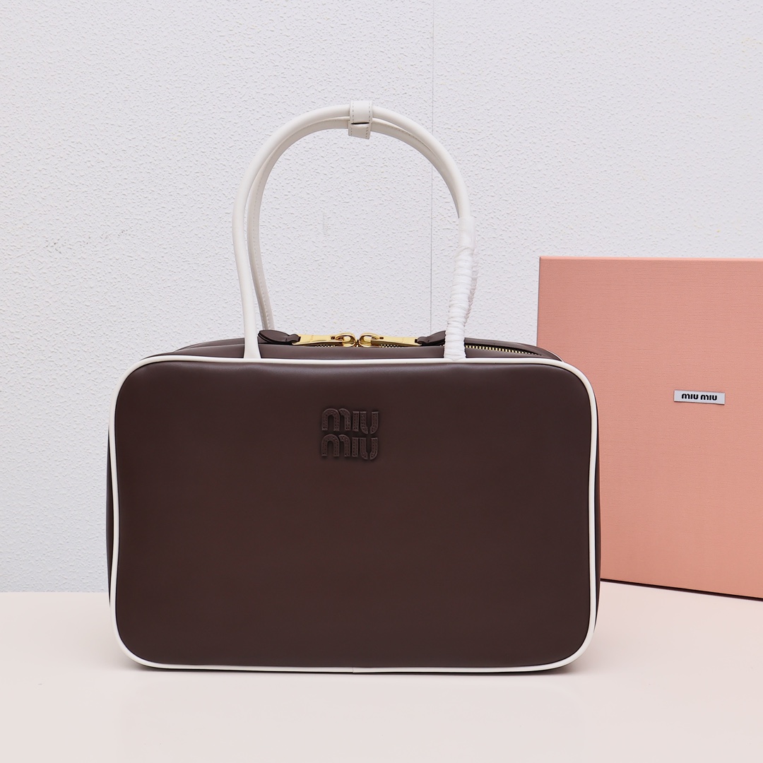 💼 Miu Miu | 25s White Border Color Block Briefcase 🤎 Stone Nanmu Color Miu Miu has always been known for its cute and girly image, but this briefcase adds a touch of maturity! This is a stylish and practical business bag, with a simple design that is suitable for various occasions. The spacious interior can accommodate a 31-inch laptop, phone, wallet, and other daily essentials. It's also perfect for traveling! Despite its somewhat old-fashioned appearance, once you carry it, you'll exude a fashionable vibe!! Leather: Imported top-grain cowhide Size: Width 34cm, Height 23cm, Length 10cm Color: White with stone nanmu color block image 1