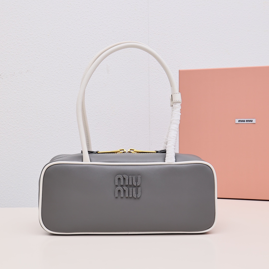 ▪️Long-handle Bowling Bag 👜 MiUMi*｜25ss New Arrival This dual-tone design is truly eye-catching! It exudes a high-end vibe with the long handle and white trim, making it a definite hit this year! The soft cowhide leather feels thin and comfortable, and the small size is perfect for daily commuting essentials. It's both stylish and practical. Leather: Imported cowhide leather Size: Width 28cm, Height 11.5cm, Length 8cm Color: White with gray accents image 1