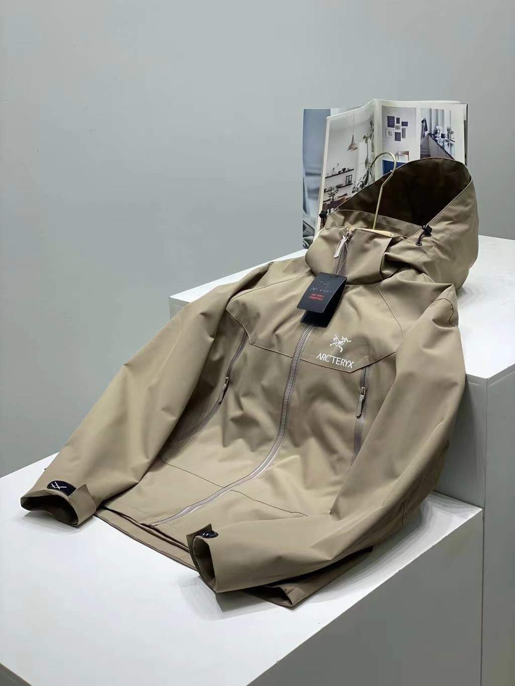 💰194
2025六色齐发 爆款来袭

ARC’TERYX25年秋季始祖鸟连帽休闲外套男女情侣款户外冲锋衣

都市机能防风弹A9984力工装外套，采用双层编织可防水、透气、四面弹科技面料，让您在运动中获得舒适感，面料具备轻量化、微弹力、防泼水、出色透气性等特点，非常适合日常城市通勤
内里采用高级户外透气网眼面料，整体平顺性很好 且具备透气性，版型方面，衣服采用真正的3D立体裁剪设计，版型非常出色，立体裁剪的多裁片设计，让衣身更加贴合身材，真正做到有型不紧绷 不臃肿，撞色拼接的设计，更加青春，活力，推荐入手

颜色：黑色 ，咖啡色，灰白色，米卡其，绿色，冰川兰
尺码：M-4XL






