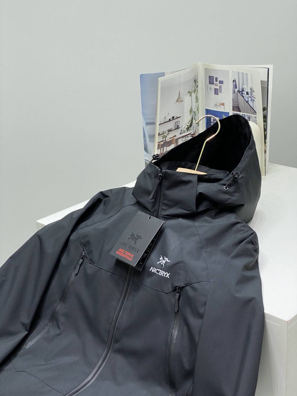 💰194
2025六色齐发 爆款来袭

ARC’TERYX25年秋季始祖鸟连帽休闲外套男女情侣款户外冲锋衣

都市机能防风弹A9984力工装外套，采用双层编织可防水、透气、四面弹科技面料，让您在运动中获得舒适感，面料具备轻量化、微弹力、防泼水、出色透气性等特点，非常适合日常城市通勤
内里采用高级户外透气网眼面料，整体平顺性很好 且具备透气性，版型方面，衣服采用真正的3D立体裁剪设计，版型非常出色，立体裁剪的多裁片设计，让衣身更加贴合身材，真正做到有型不紧绷 不臃肿，撞色拼接的设计，更加青春，活力，推荐入手

颜色：黑色 ，咖啡色，灰白色，米卡其，绿色，冰川兰
尺码：M-4XL






