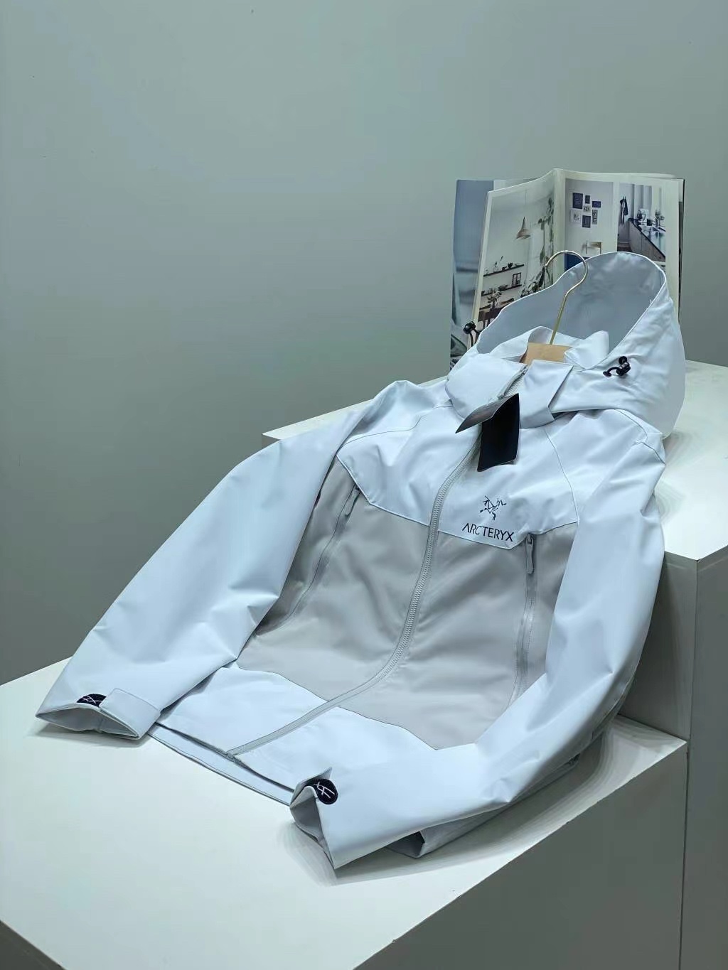 💰194
2025六色齐发 爆款来袭

ARC’TERYX25年秋季始祖鸟连帽休闲外套男女情侣款户外冲锋衣

都市机能防风弹A9984力工装外套，采用双层编织可防水、透气、四面弹科技面料，让您在运动中获得舒适感，面料具备轻量化、微弹力、防泼水、出色透气性等特点，非常适合日常城市通勤
内里采用高级户外透气网眼面料，整体平顺性很好 且具备透气性，版型方面，衣服采用真正的3D立体裁剪设计，版型非常出色，立体裁剪的多裁片设计，让衣身更加贴合身材，真正做到有型不紧绷 不臃肿，撞色拼接的设计，更加青春，活力，推荐入手

颜色：黑色 ，咖啡色，灰白色，米卡其，绿色，冰川兰
尺码：M-4XL






