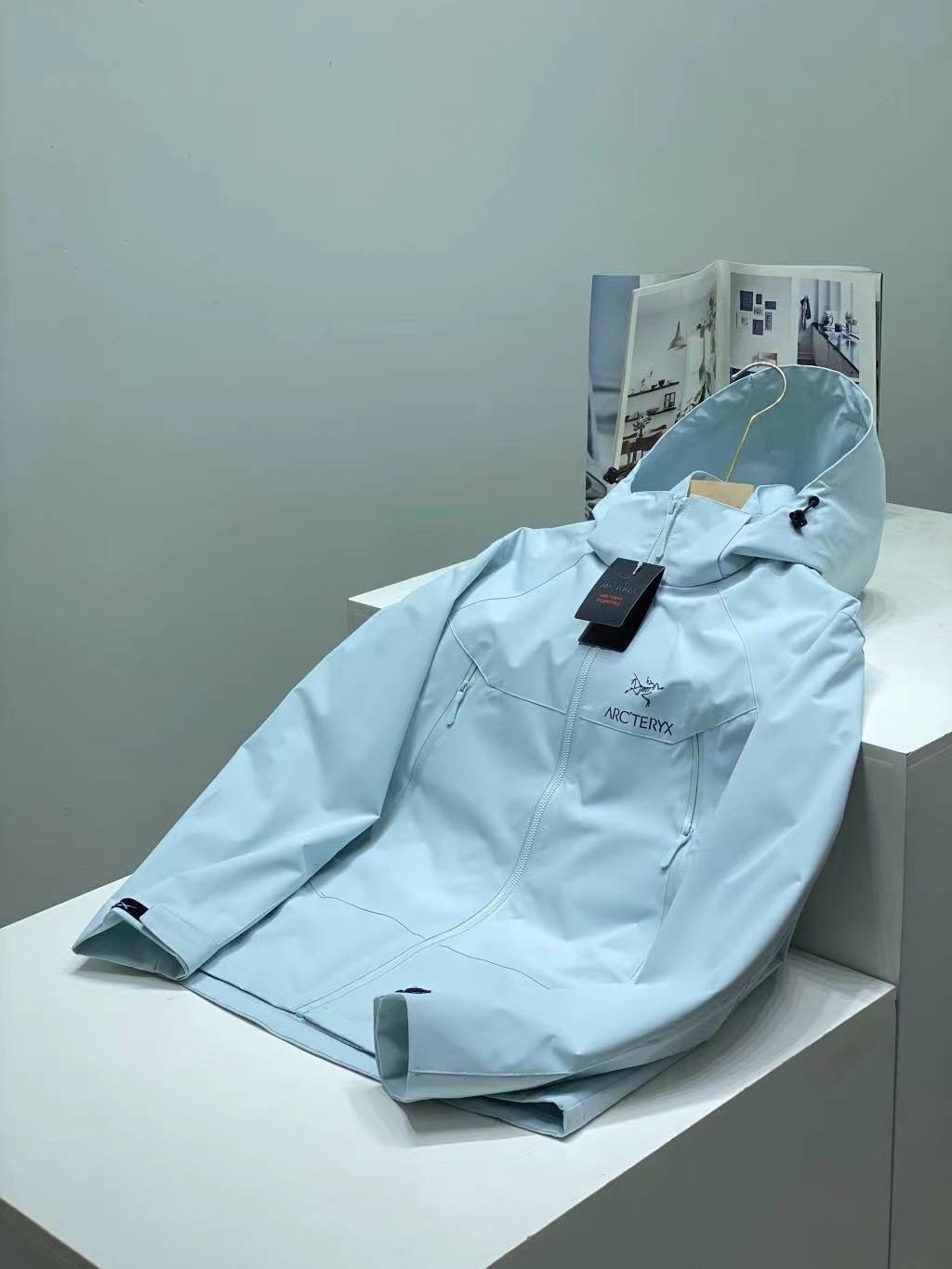 💰194
2025六色齐发 爆款来袭

ARC’TERYX25年秋季始祖鸟连帽休闲外套男女情侣款户外冲锋衣

都市机能防风弹A9984力工装外套，采用双层编织可防水、透气、四面弹科技面料，让您在运动中获得舒适感，面料具备轻量化、微弹力、防泼水、出色透气性等特点，非常适合日常城市通勤
内里采用高级户外透气网眼面料，整体平顺性很好 且具备透气性，版型方面，衣服采用真正的3D立体裁剪设计，版型非常出色，立体裁剪的多裁片设计，让衣身更加贴合身材，真正做到有型不紧绷 不臃肿，撞色拼接的设计，更加青春，活力，推荐入手

颜色：黑色 ，咖啡色，灰白色，米卡其，绿色，冰川兰
尺码：M-4XL







