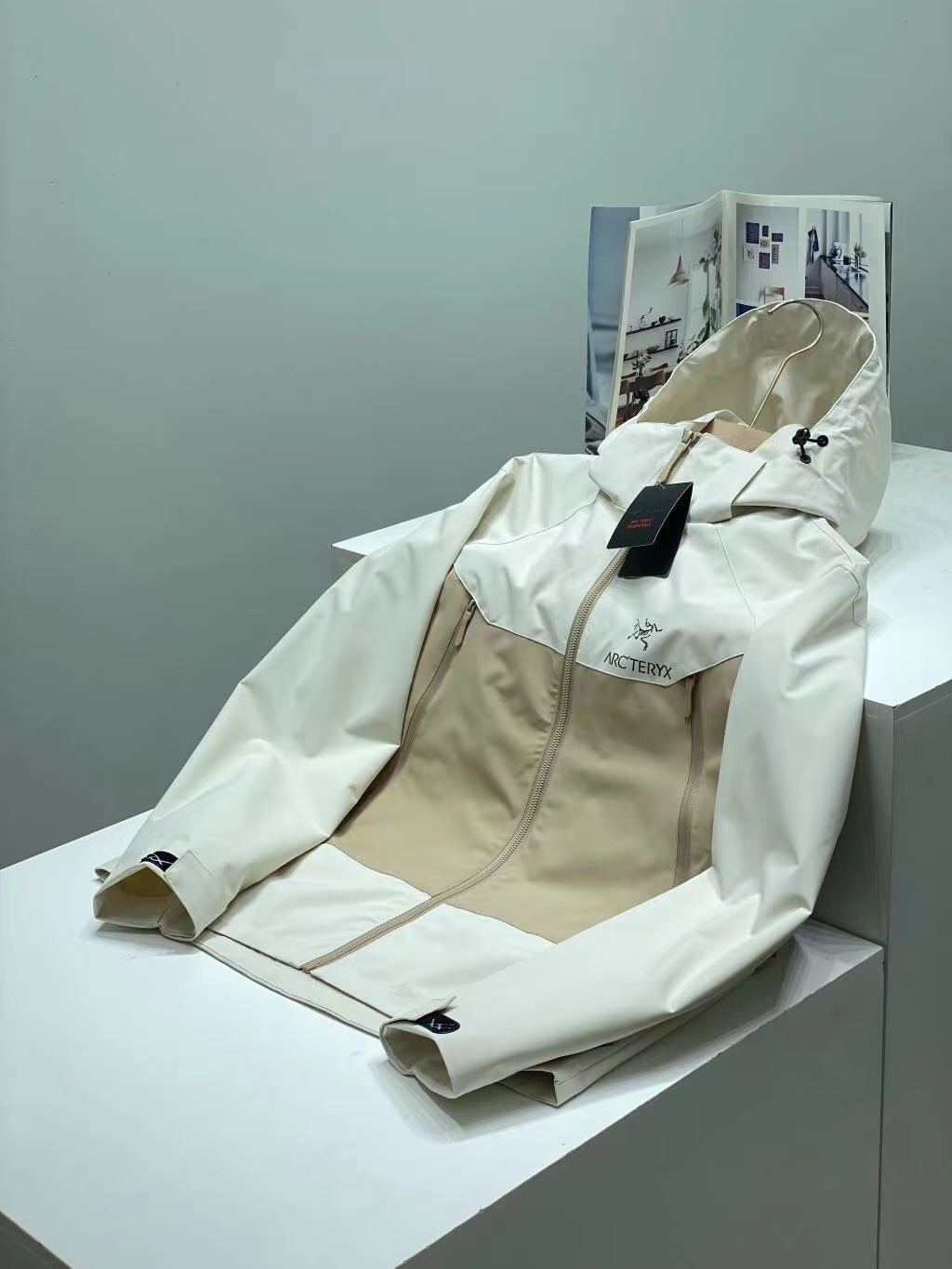 💰194
2025六色齐发 爆款来袭

ARC’TERYX25年秋季始祖鸟连帽休闲外套男女情侣款户外冲锋衣

都市机能防风弹A9984力工装外套，采用双层编织可防水、透气、四面弹科技面料，让您在运动中获得舒适感，面料具备轻量化、微弹力、防泼水、出色透气性等特点，非常适合日常城市通勤
内里采用高级户外透气网眼面料，整体平顺性很好 且具备透气性，版型方面，衣服采用真正的3D立体裁剪设计，版型非常出色，立体裁剪的多裁片设计，让衣身更加贴合身材，真正做到有型不紧绷 不臃肿，撞色拼接的设计，更加青春，活力，推荐入手

颜色：黑色 ，咖啡色，灰白色，米卡其，绿色，冰川兰
尺码：M-4XL







